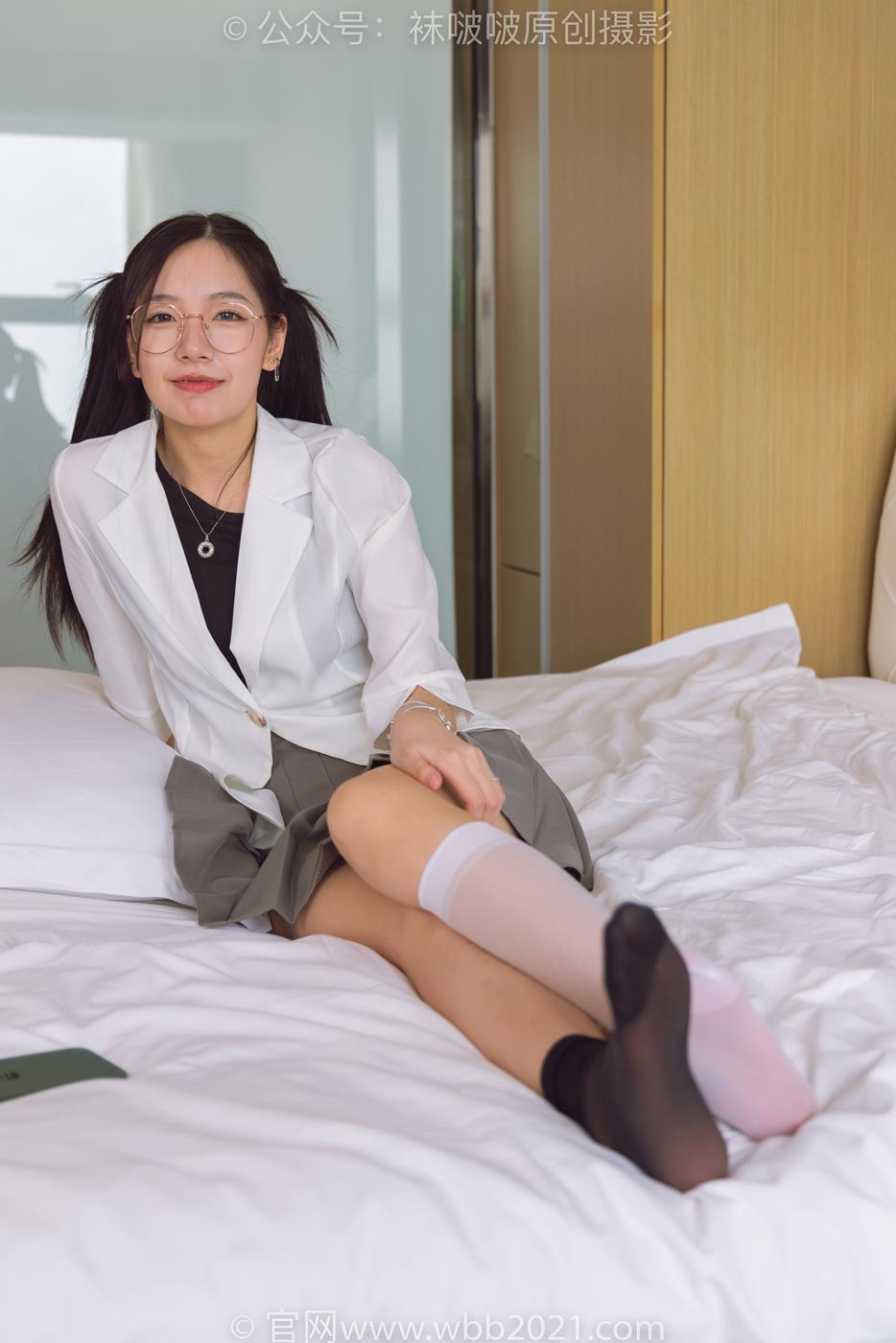 图片[146]-[BoBoSocks袜啵啵]NO.253 小甜豆-两双高跟鞋、一只脚小腿白丝、一只脚小腿黑丝[220P] – 速更版-美库