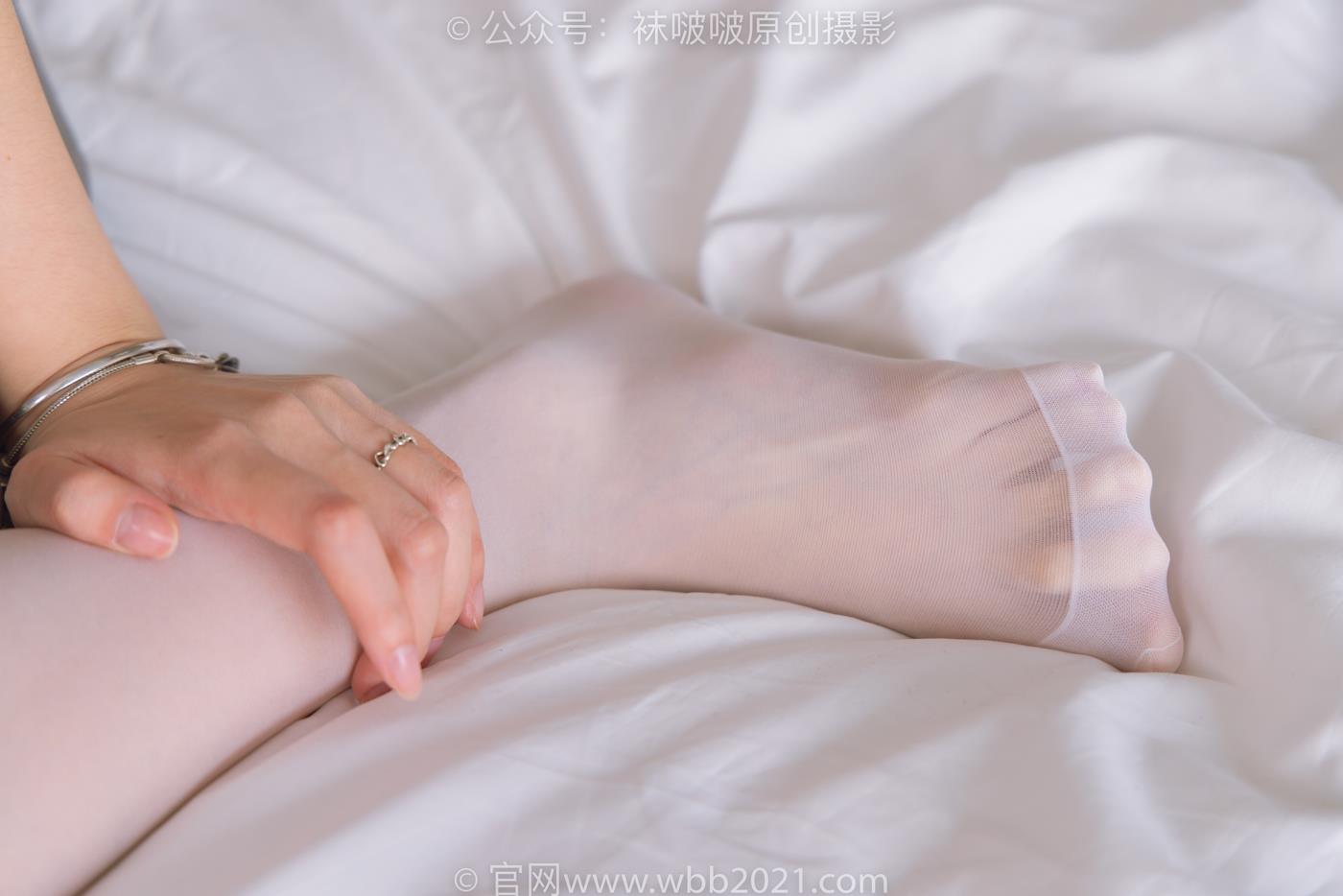 图片[152]-[BoBoSocks袜啵啵]NO.253 小甜豆-两双高跟鞋、一只脚小腿白丝、一只脚小腿黑丝[220P] – 速更版-美库