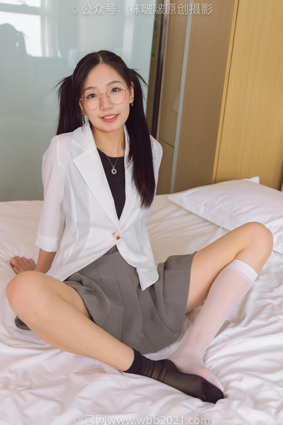 图片[163]-[BoBoSocks袜啵啵]NO.253 小甜豆-两双高跟鞋、一只脚小腿白丝、一只脚小腿黑丝[220P] – 速更版-美库