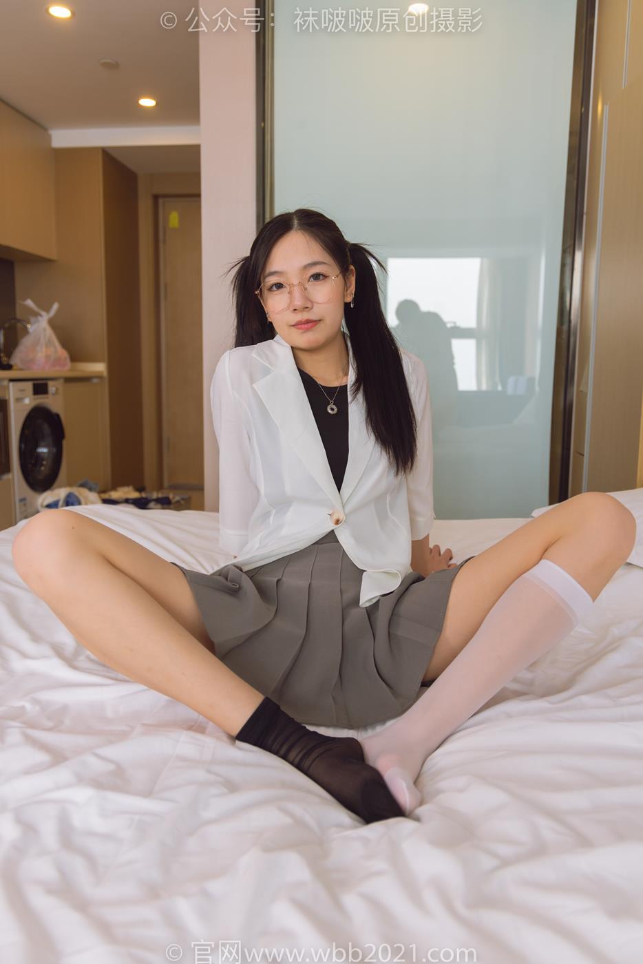 图片[173]-[BoBoSocks袜啵啵]NO.253 小甜豆-两双高跟鞋、一只脚小腿白丝、一只脚小腿黑丝[220P] – 速更版-美库