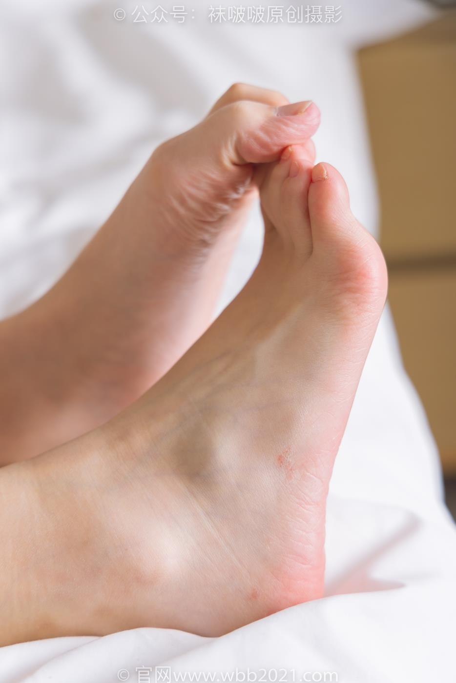 图片[194]-[BoBoSocks袜啵啵]NO.253 小甜豆-两双高跟鞋、一只脚小腿白丝、一只脚小腿黑丝[220P] – 速更版-美库