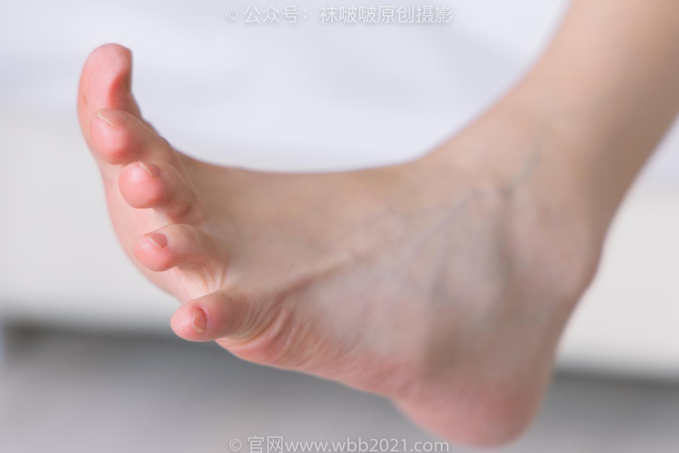 图片[201]-[BoBoSocks袜啵啵]NO.253 小甜豆-两双高跟鞋、一只脚小腿白丝、一只脚小腿黑丝[220P] – 速更版-美库