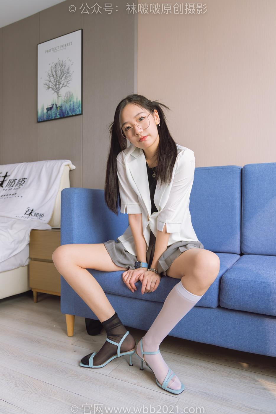 图片[220]-[BoBoSocks袜啵啵]NO.253 小甜豆-两双高跟鞋、一只脚小腿白丝、一只脚小腿黑丝[220P] – 速更版-美库