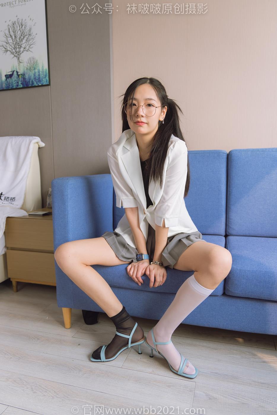 图片[221]-[BoBoSocks袜啵啵]NO.253 小甜豆-两双高跟鞋、一只脚小腿白丝、一只脚小腿黑丝[220P] – 速更版-美库