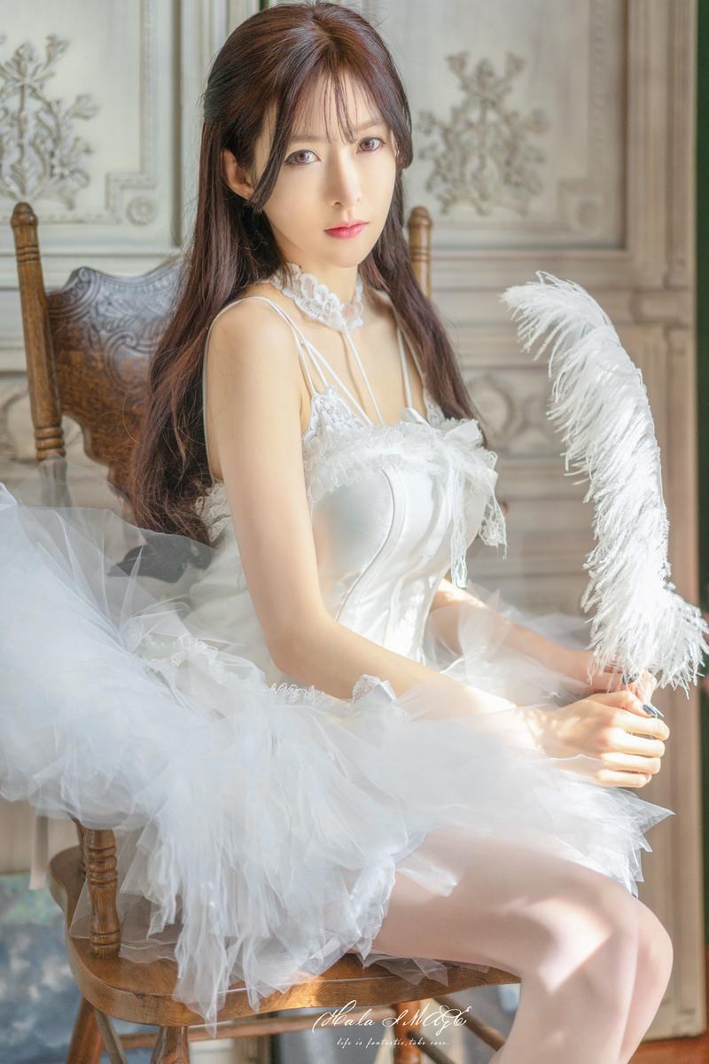 图片[22]-网紅Coser@王羽杉 白裙[24P] – 速更版-美库