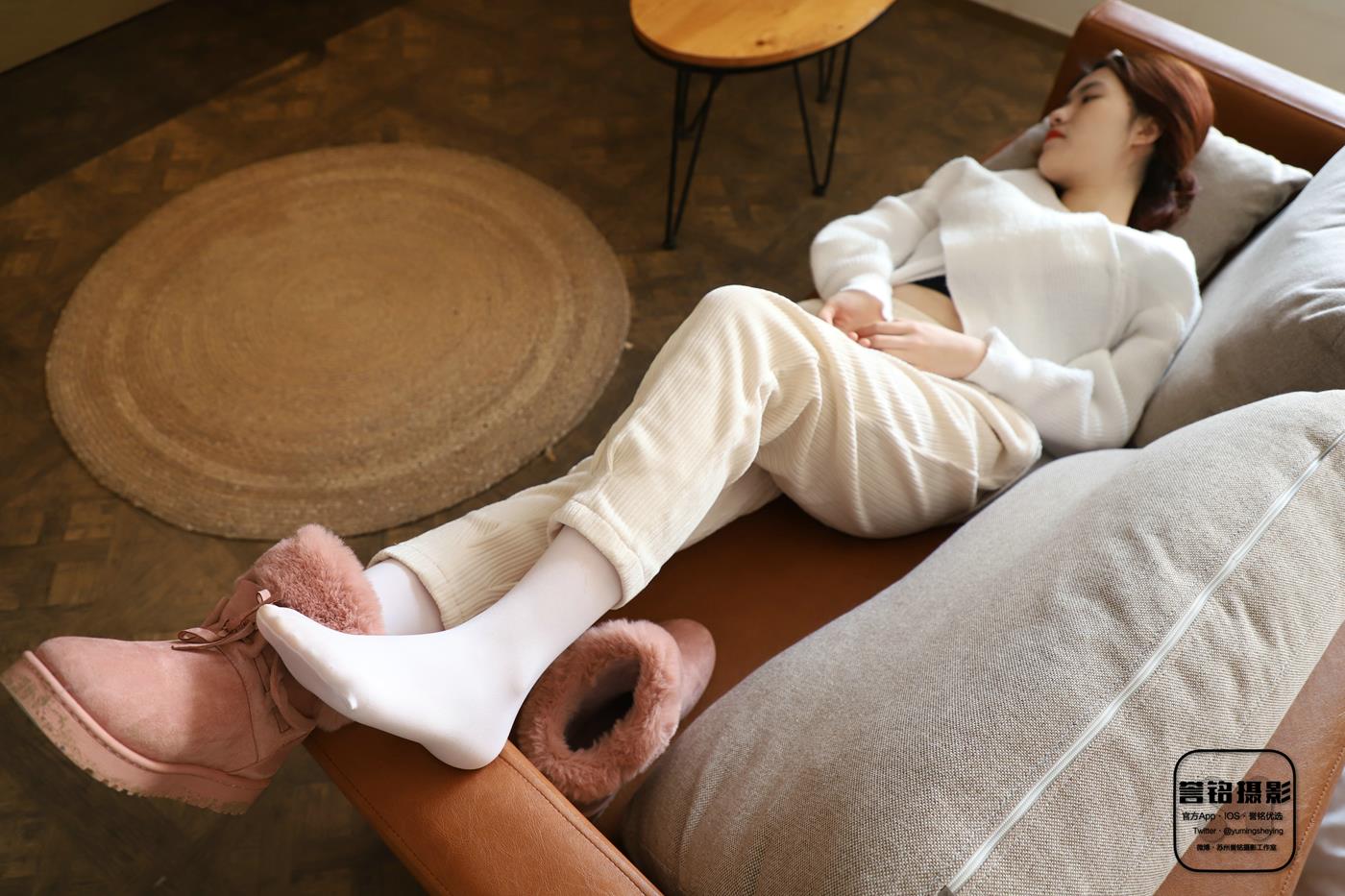 图片[84]-[誉铭传媒]袜足摄影 2023年 NO.008 雪地鞋里的白袜[84P] – 速更版-美库