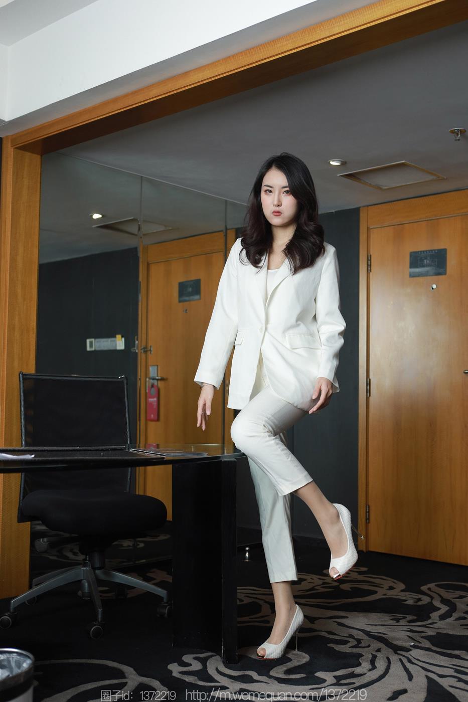 图片[40]-[IESS异思趣向] 2023.02.27 丝享家1374：小宝《白色裤里丝》[86P] – 速更版-美库