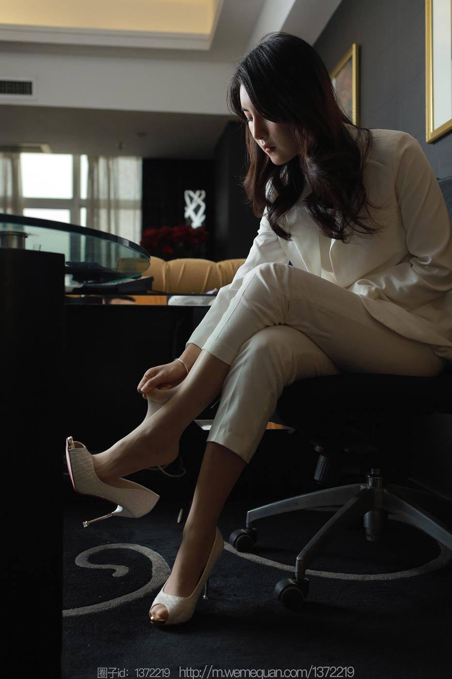 图片[72]-[IESS异思趣向] 2023.02.27 丝享家1374：小宝《白色裤里丝》[86P] – 速更版-美库