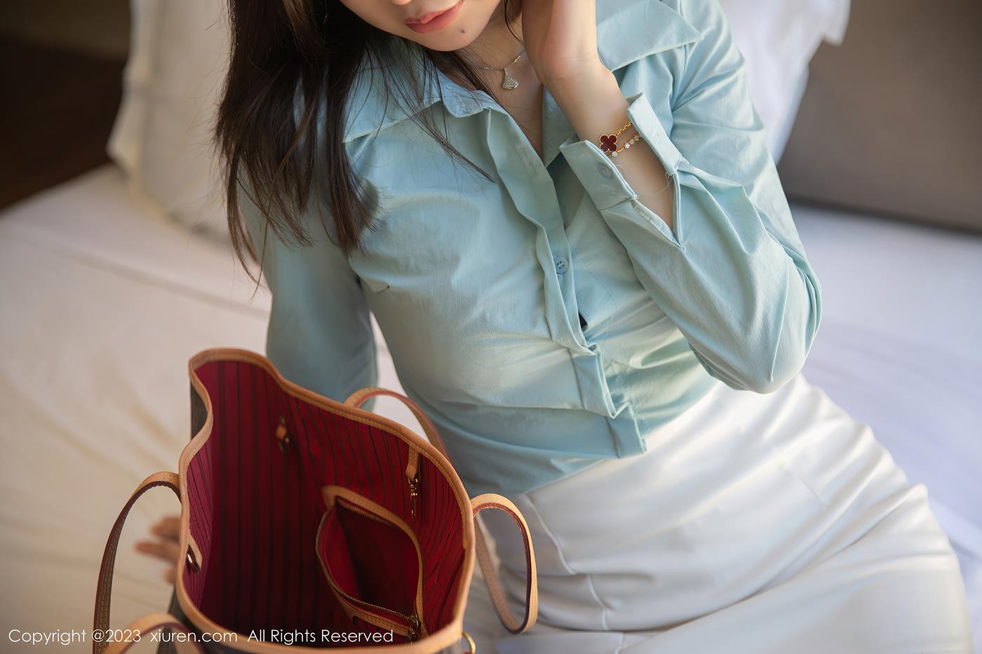 图片[24]-[Xiuren秀人网]2023.07.28 NO.7152 绮里嘉ula 包包里有什么好东西呢？[23+1P] – 速更版-美库