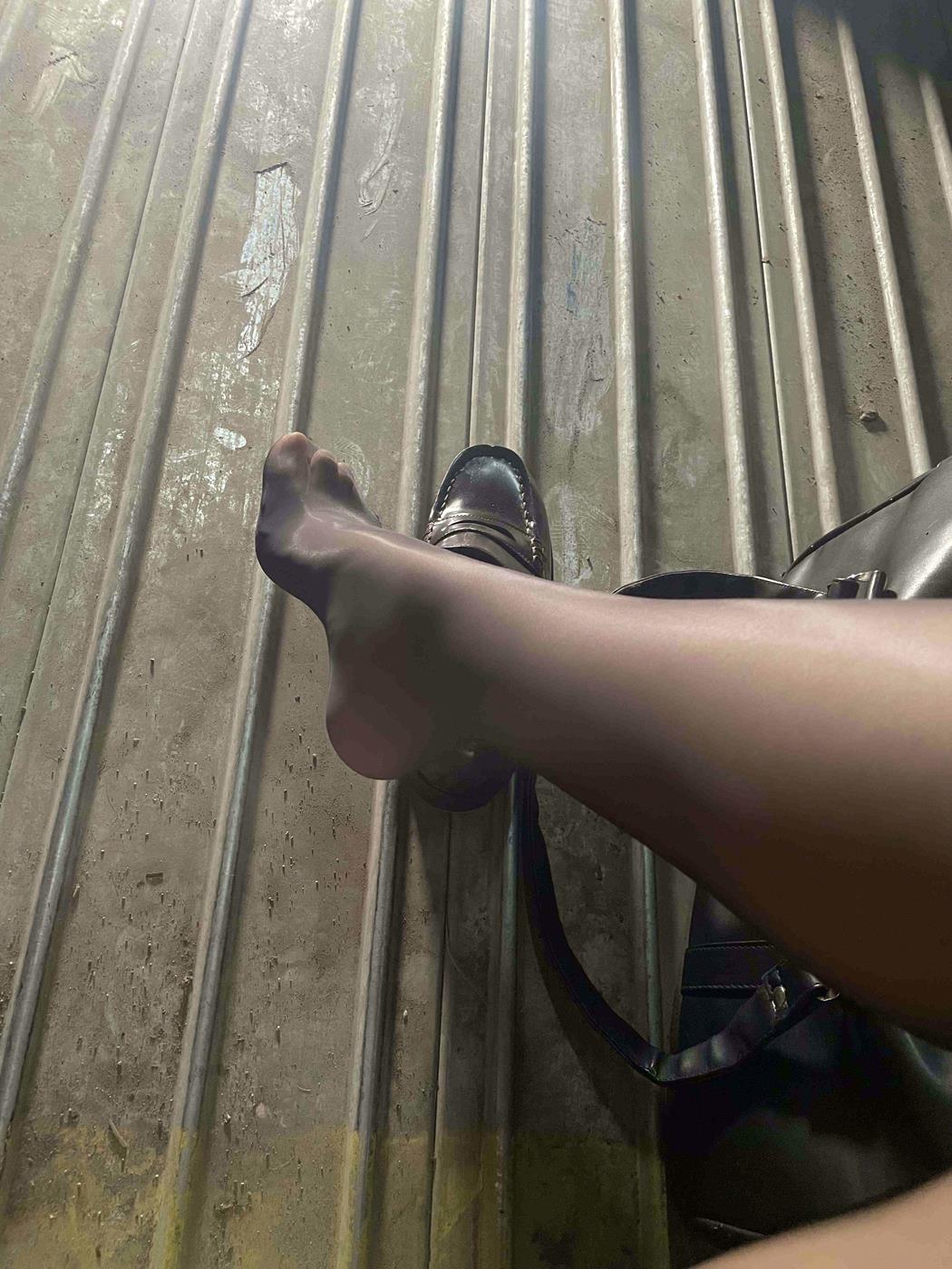 图片[22]-轩萧学姐  – 楼道+车库[33P] – 速更版-美库