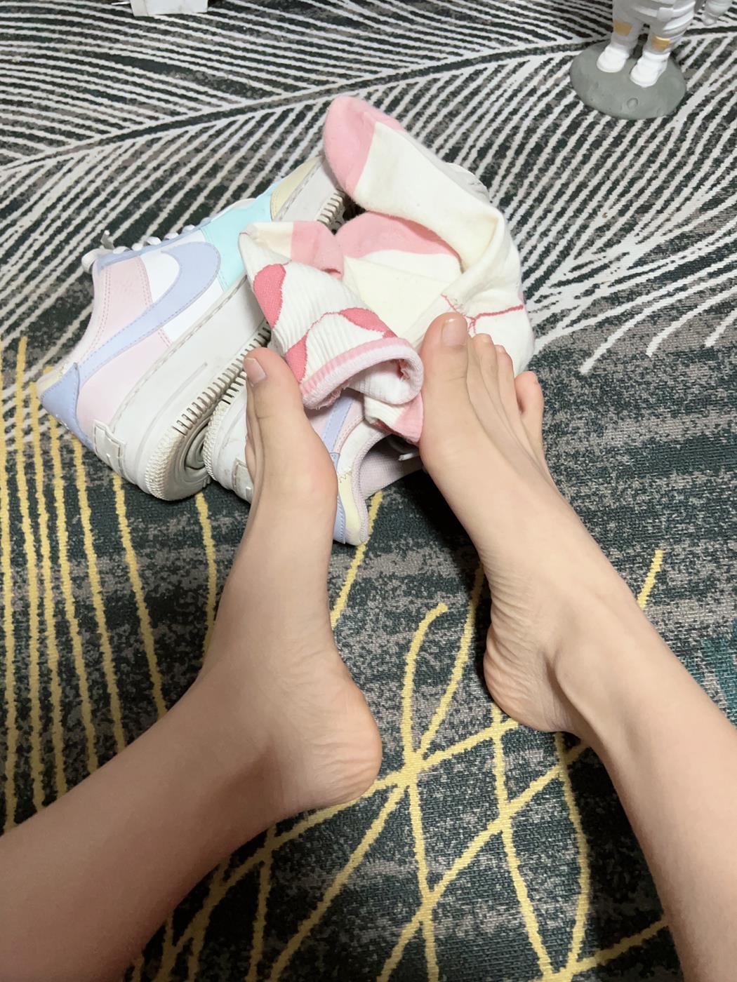 图片[32]-[誉铭传媒]袜足摄影 2023年《05月整合作品》[102P] – 速更版-美库