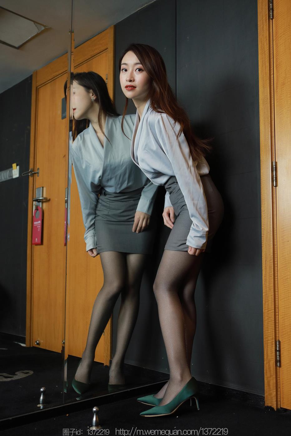 图片[81]-[IESS异思趣向] 2023.03.08 丝享家1384：小婕《灰裙亮丝》[86P] – 速更版-美库