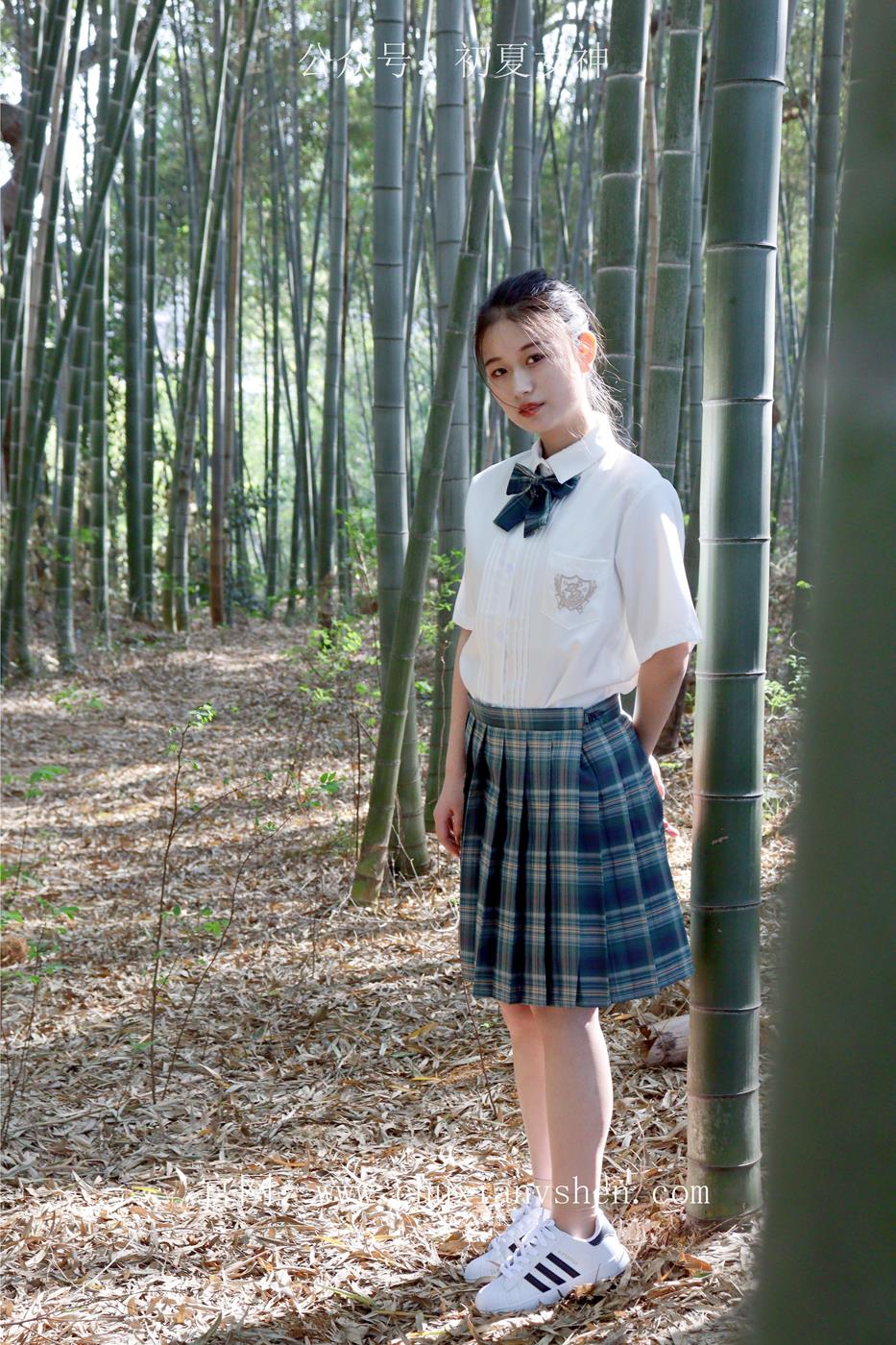 图片[17]-初夏女神 NO.019 念念 墨绿色JK搭配三叶草贝壳头鞋期[155P] – 速更版-美库