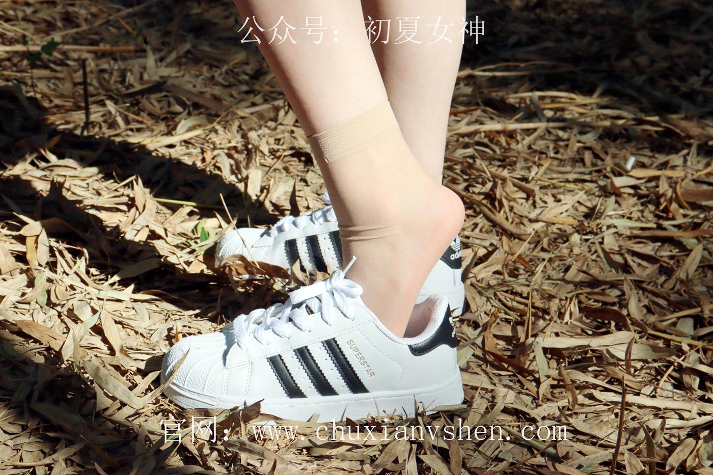 图片[37]-初夏女神 NO.019 念念 墨绿色JK搭配三叶草贝壳头鞋期[155P] – 速更版-美库