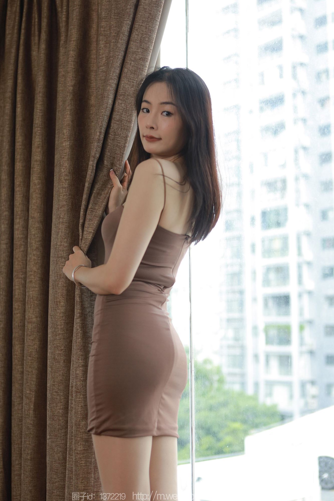 图片[34]-[IESS异思趣向] 2023.07.04 丝享家1471：小金《咖色吊带短裙》[82P] – 速更版-美库