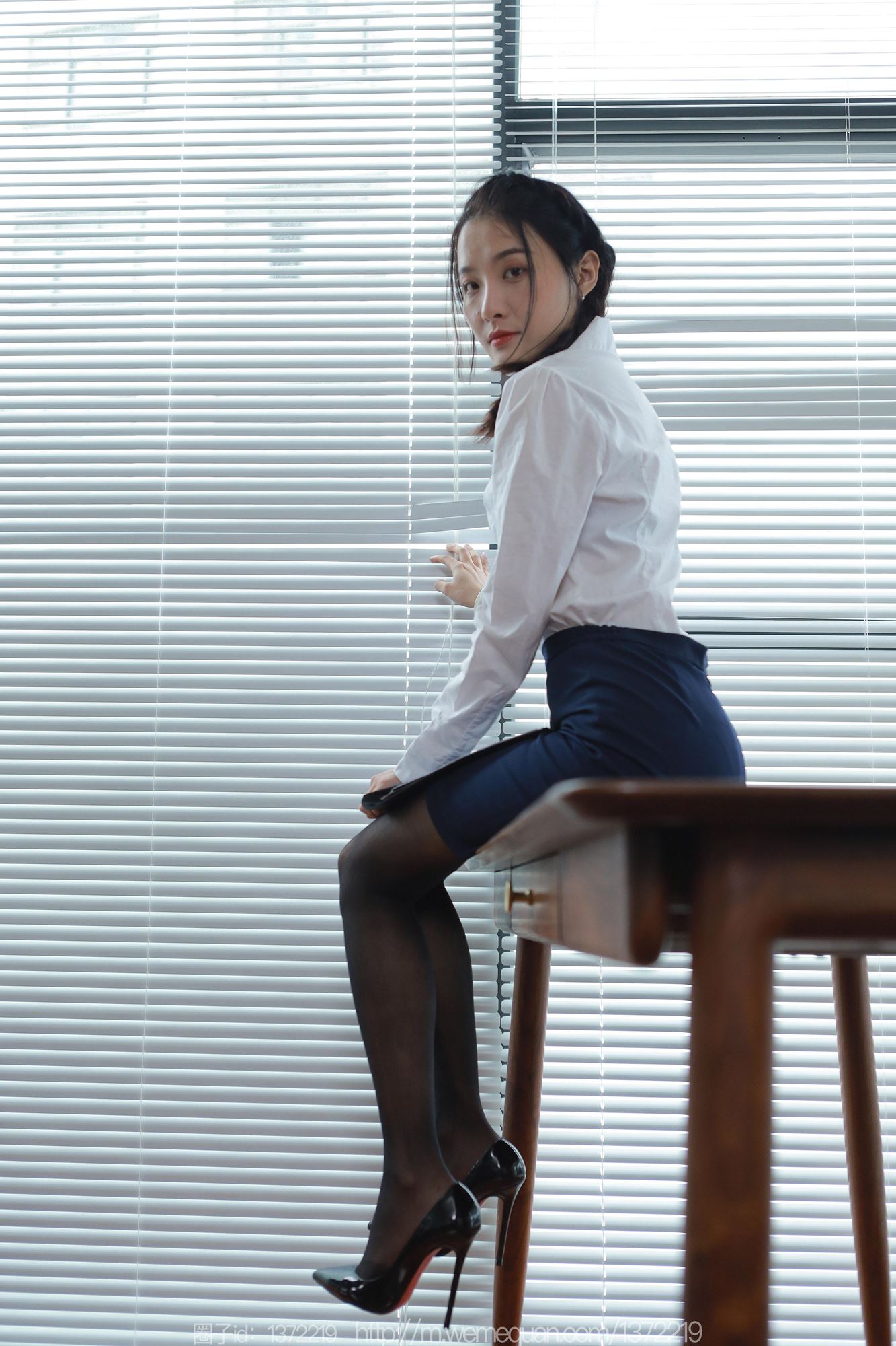 图片[13]-[IESS异思趣向] 2023.07.07 丝享家1474：婉萍《蓝裙OL》[86P] – 速更版-美库