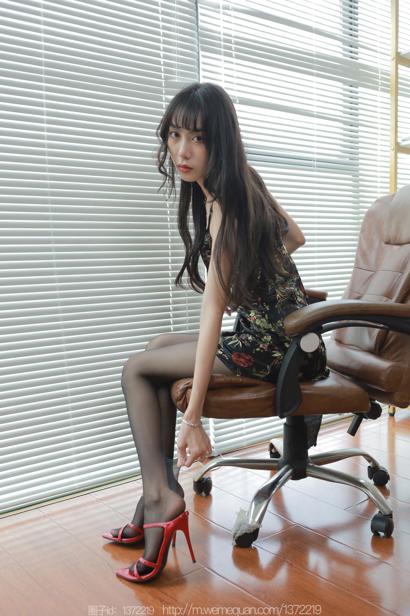 图片[25]-[IESS异思趣向] 2023.07.20 丝享家1485：团团《长长的月退》[78P] – 速更版-美库