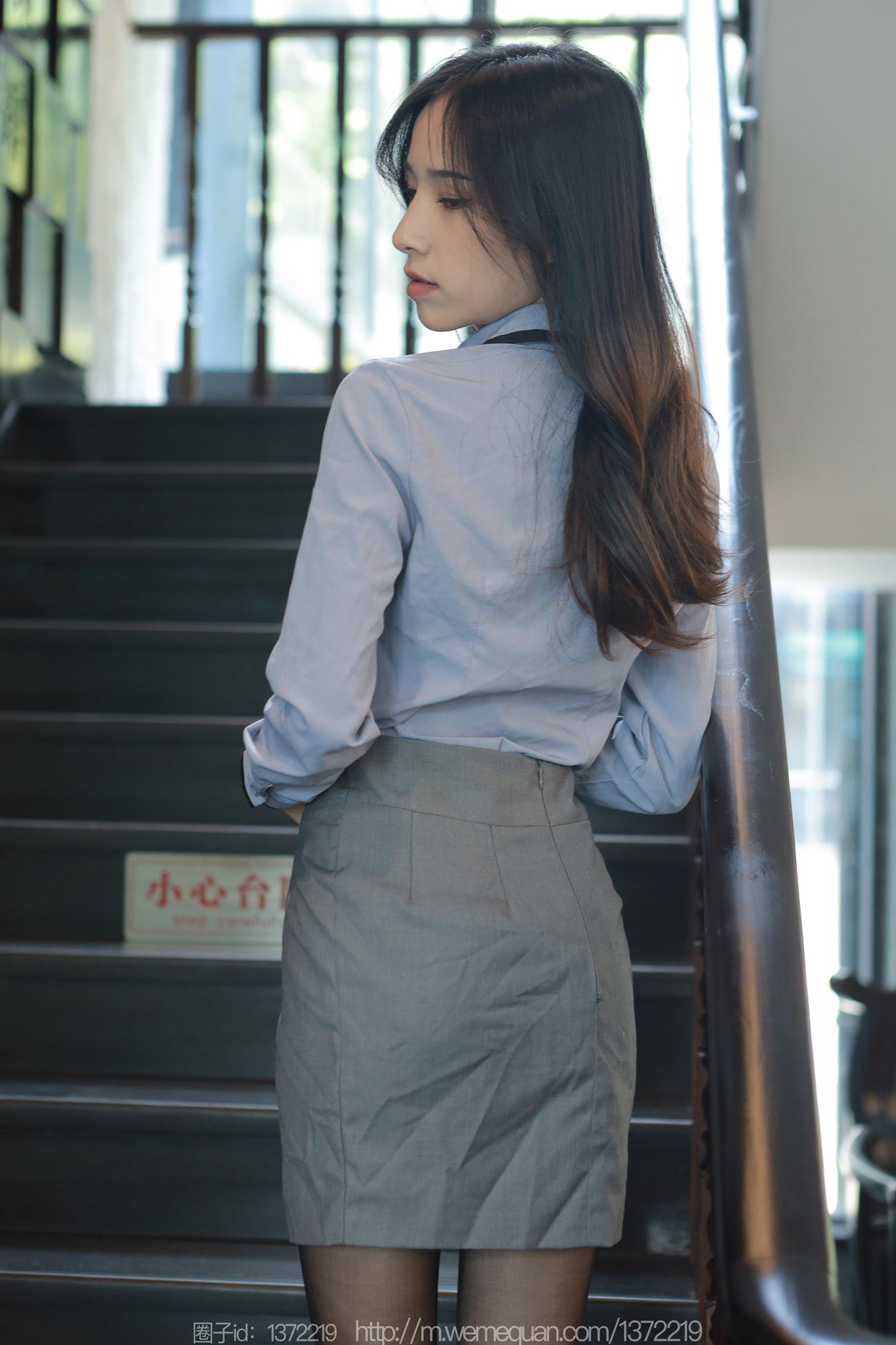 图片[25]-[IESS异思趣向] 2023.08.02 丝享家1496：美子《楼梯上的春光》[86P] – 速更版-美库