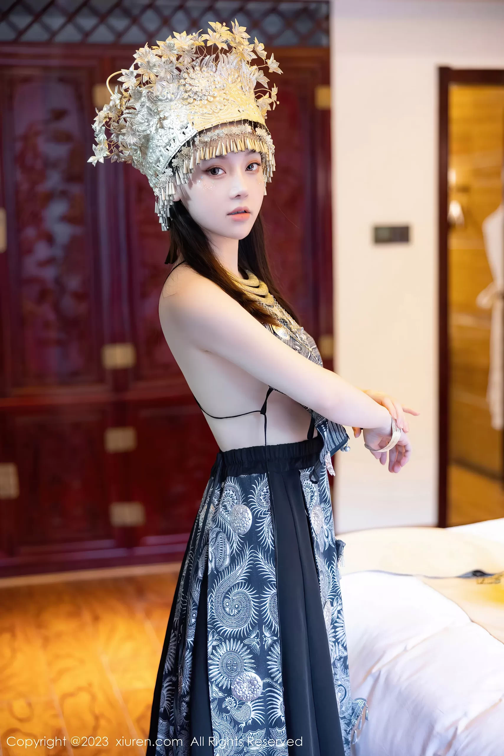 图片[23]-[XiuRen秀人网] 2023.09.27 No.7448 豆瓣酱 苗族服饰[30P] – 速更版-美库