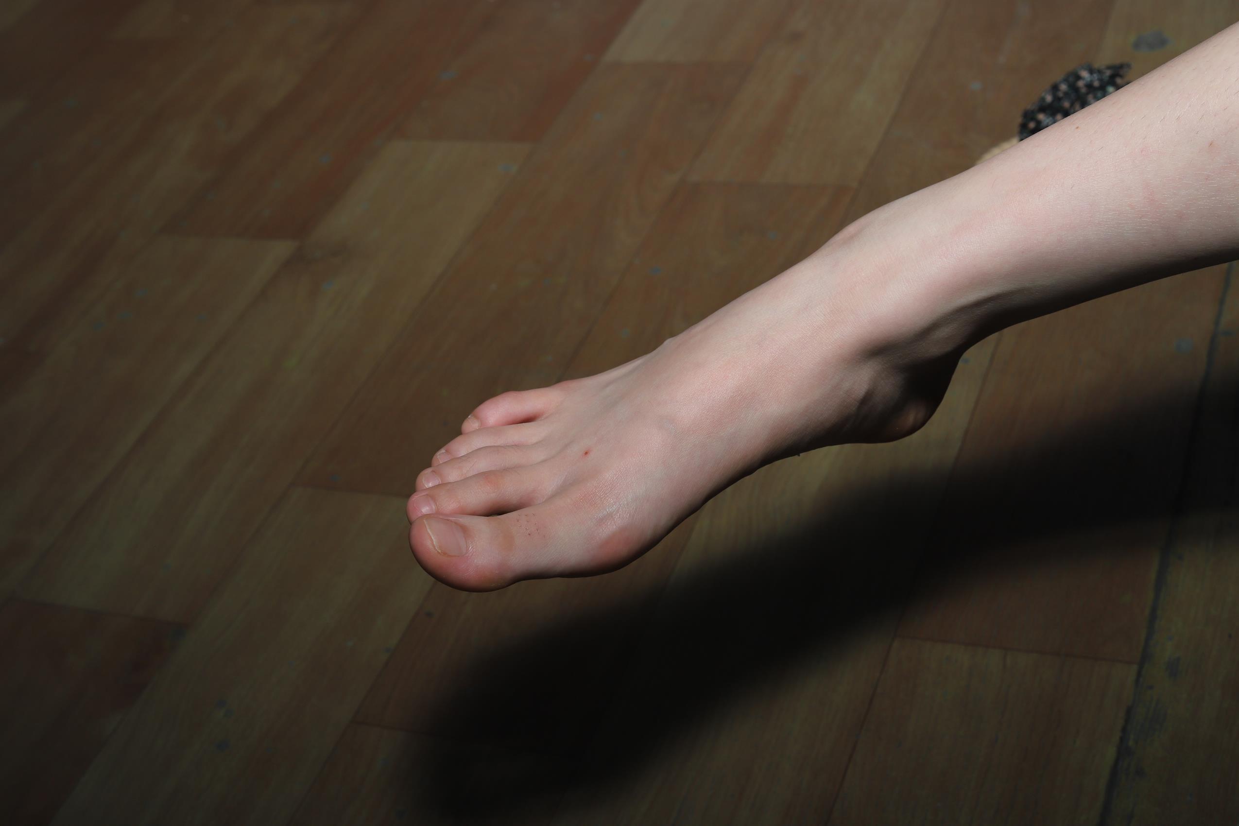 图片[17]-Pary摄影 NO.064 珊珊实习期再次展示39码修长大白脚[150P] – 速更版-美库