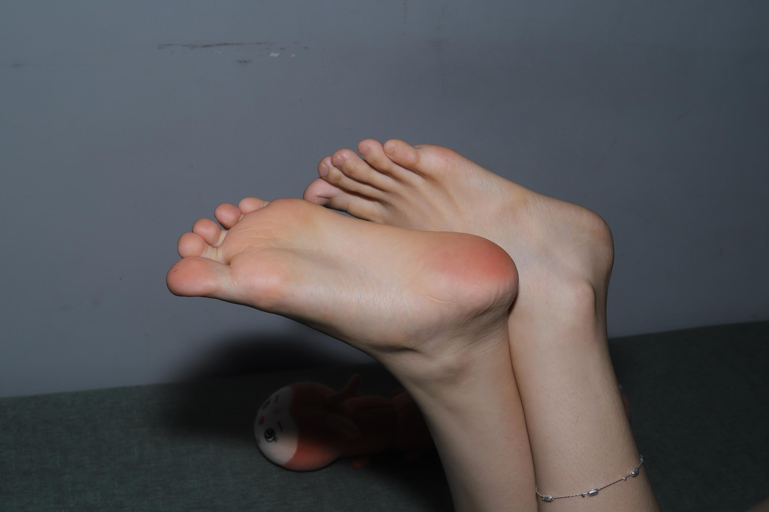 图片[26]-Pary摄影 NO.067 身材高挑的新模小吴展示38码大美脚[80P] – 速更版-美库