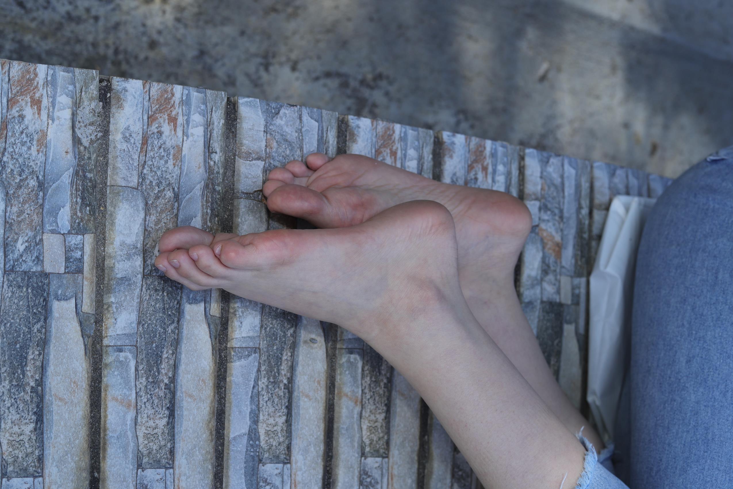 图片[27]-Pary摄影 NO.068 极品美女小芳公园脱掉鞋袜展示极品美脚[86P] – 速更版-美库