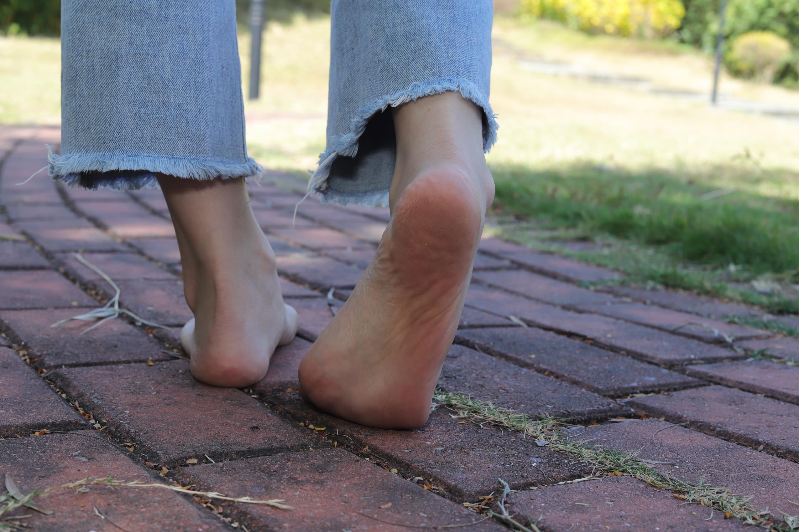 图片[57]-Pary摄影 NO.068 极品美女小芳公园脱掉鞋袜展示极品美脚[86P] – 速更版-美库