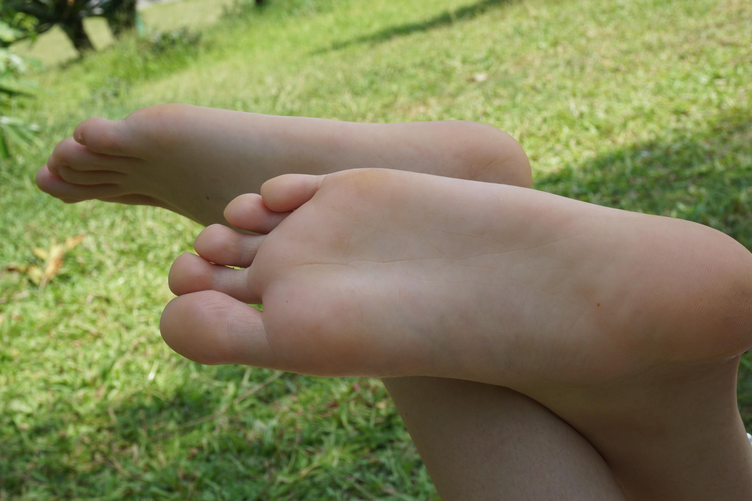 图片[14]-Pary摄影 NO.084 杰杰草地全方位秀美脚[118P] – 速更版-美库