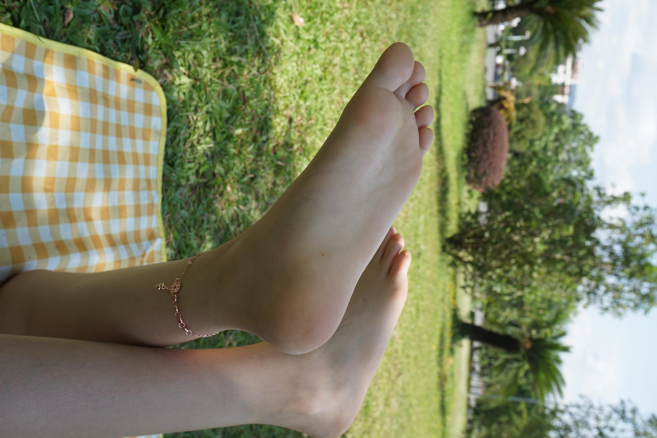 图片[41]-Pary摄影 NO.084 杰杰草地全方位秀美脚[118P] – 速更版-美库