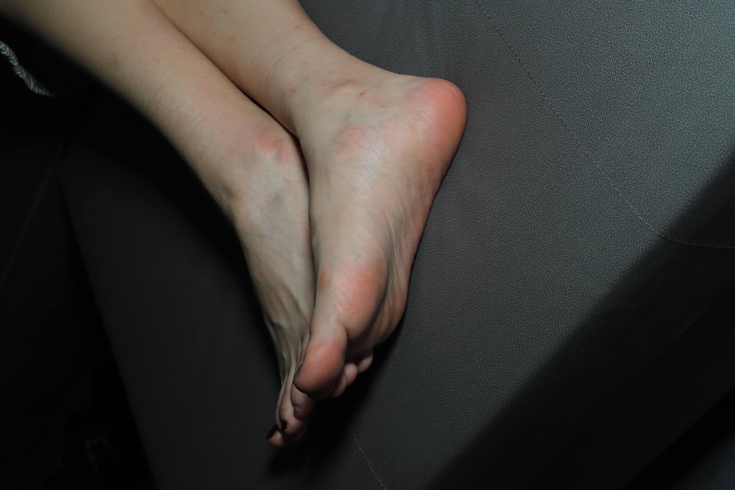 图片[24]-Pary摄影 NO.103 换个灯光模式拍摄芝芝，脚底纹理清晰可见[100P] – 速更版-美库