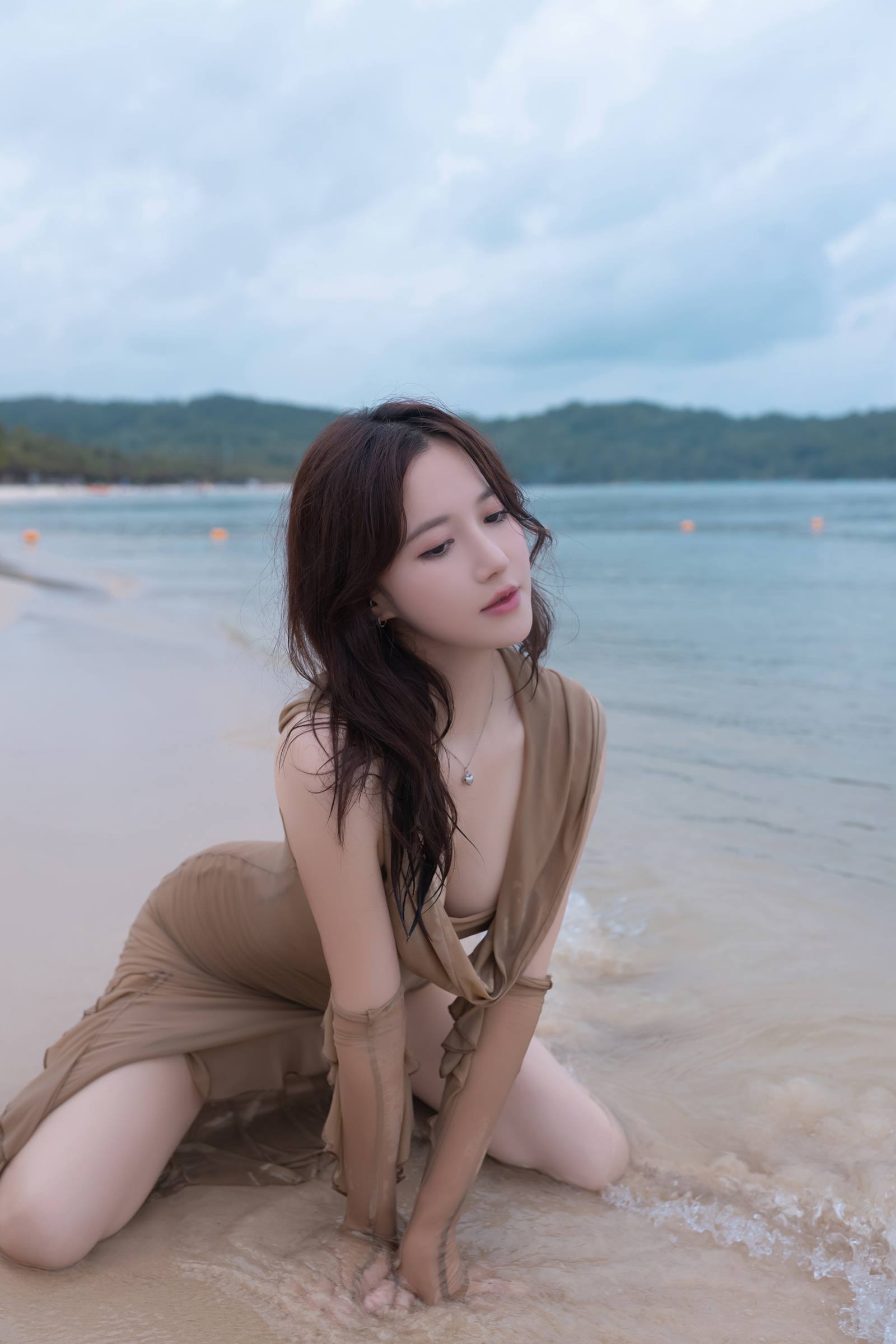 图片[25]-秀人名模鱼子酱Fish《雨后海滩》[57P] – 速更版-美库