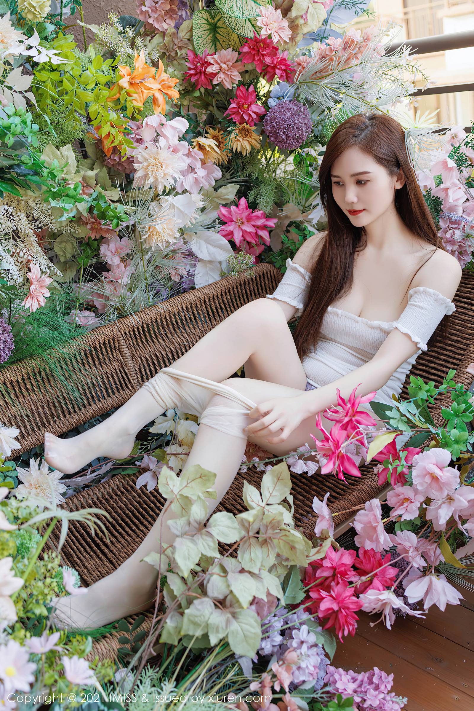 图片[18]-[IMiss爱蜜社]2023.12.11 VOL.761 SISY思 鲜花于美女[30+1P] – 速更版-美库