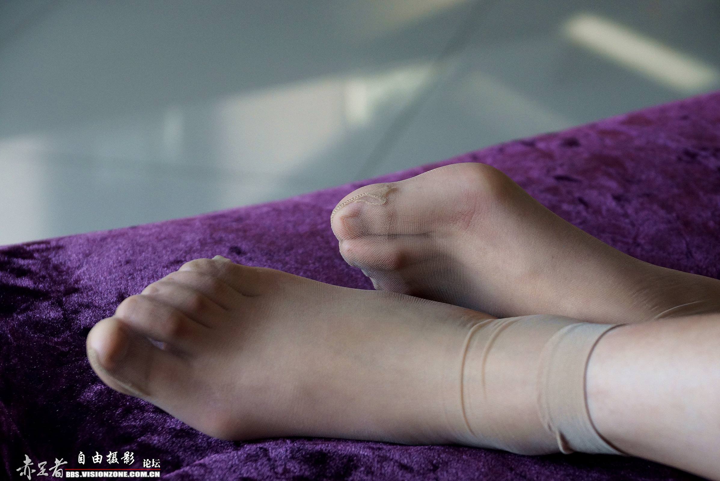 图片[49]-自由摄影 No.024 准备出门约会，换双高跟鞋结果把脚给扭伤了 [75P] – 速更版-美库