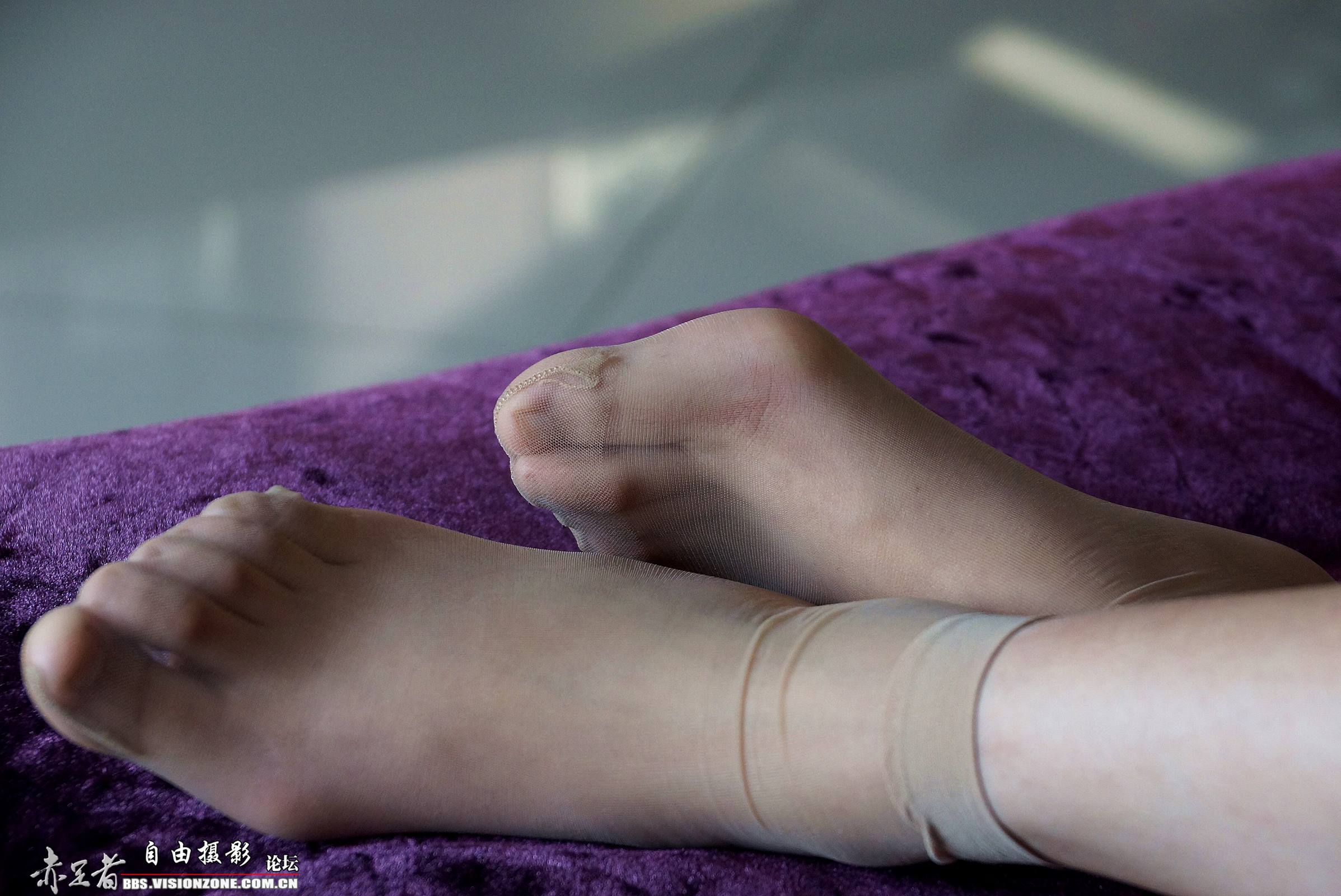 图片[50]-自由摄影 No.024 准备出门约会，换双高跟鞋结果把脚给扭伤了 [75P] – 速更版-美库