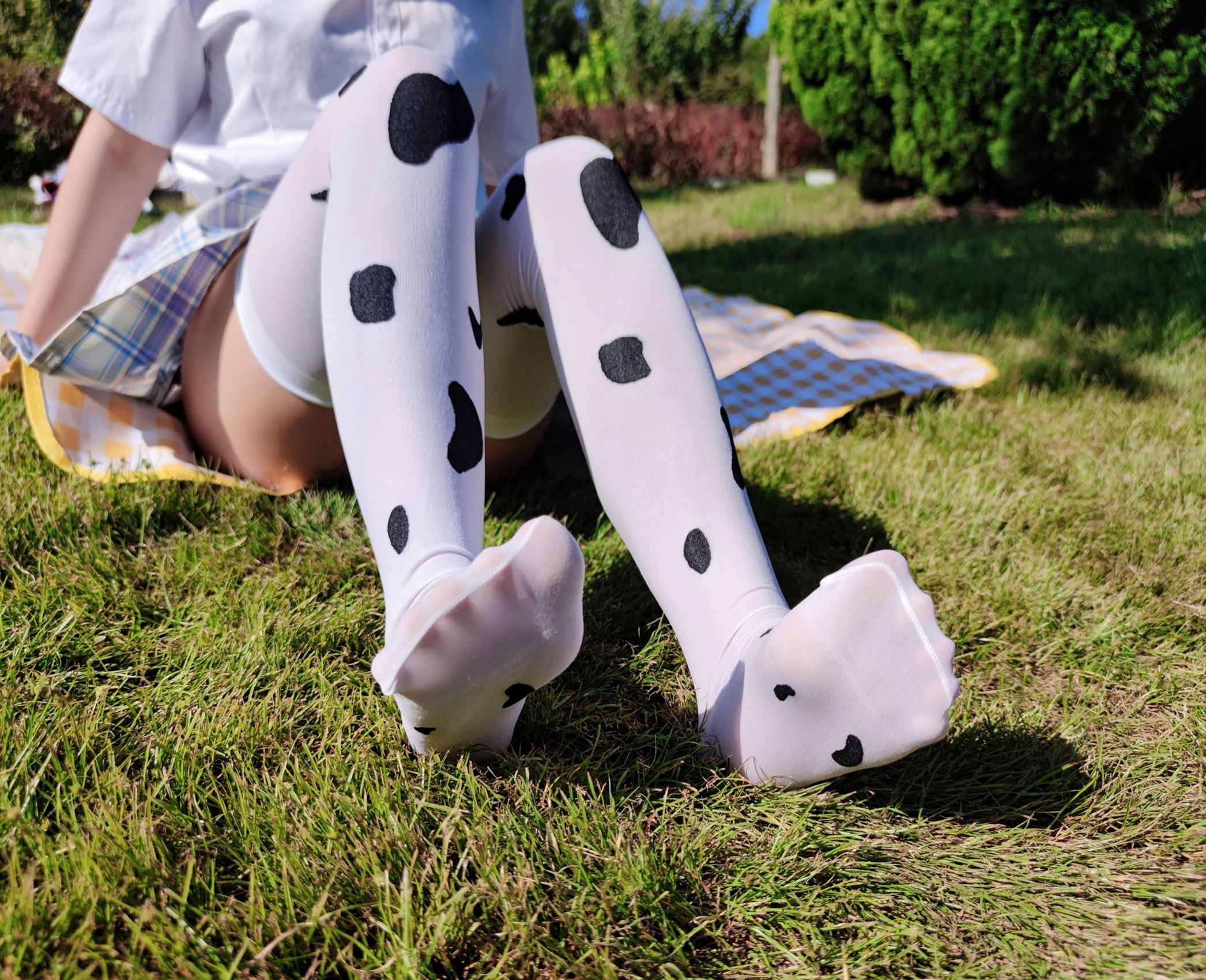 图片[11]-网紅Coser@地瓜小朋友 -草地1[14P] – 速更版-美库