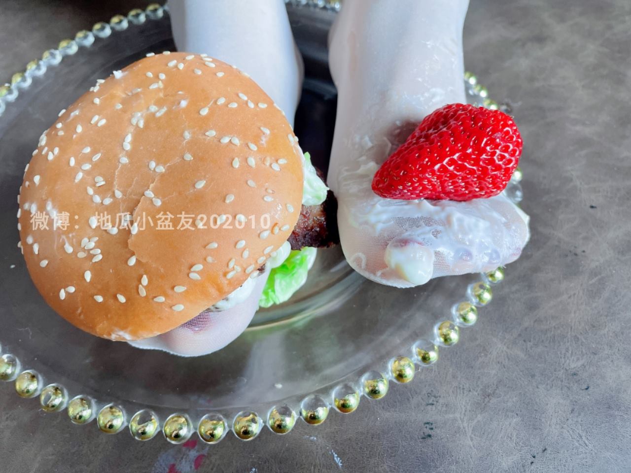 图片[14]-网紅Coser@地瓜小朋友 -地瓜牌白丝嫩足汉堡[87P] – 速更版-美库