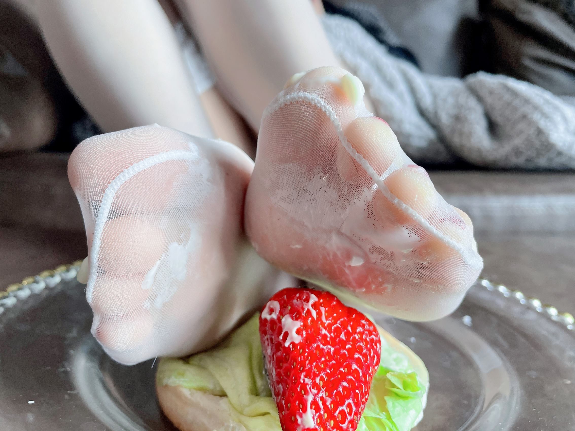 图片[29]-网紅Coser@地瓜小朋友 -地瓜牌白丝嫩足汉堡[87P] – 速更版-美库