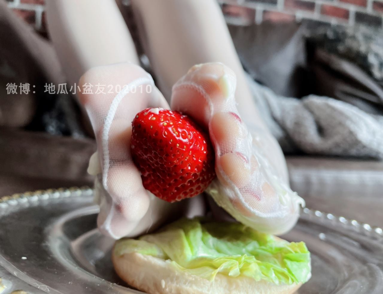 图片[34]-网紅Coser@地瓜小朋友 -地瓜牌白丝嫩足汉堡[87P] – 速更版-美库