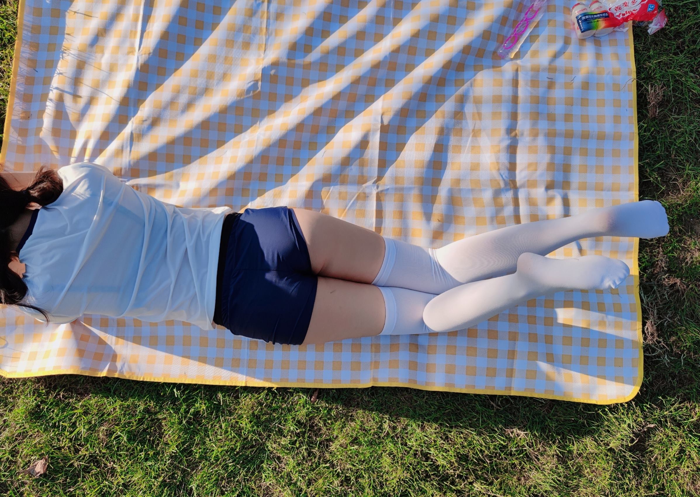 图片[18]-网紅Coser@地瓜小朋友 -草地2[20P] – 速更版-美库