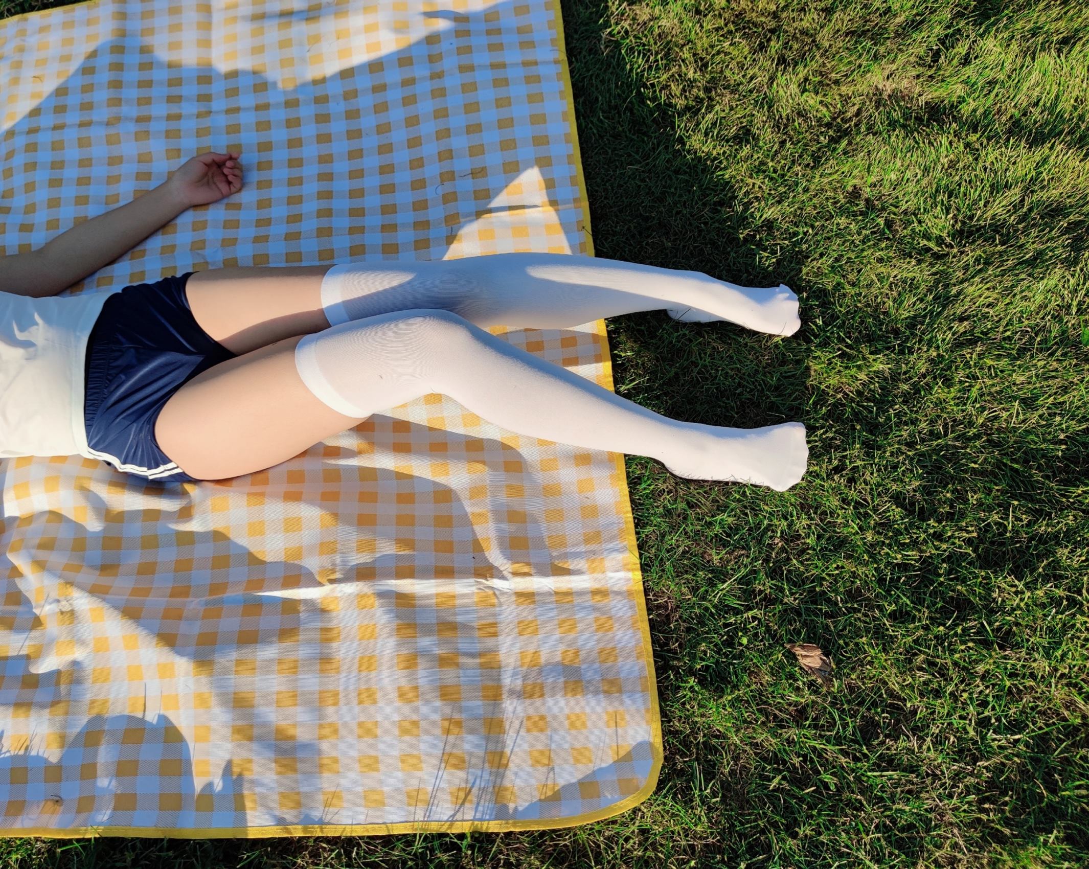 图片[19]-网紅Coser@地瓜小朋友 -草地2[20P] – 速更版-美库