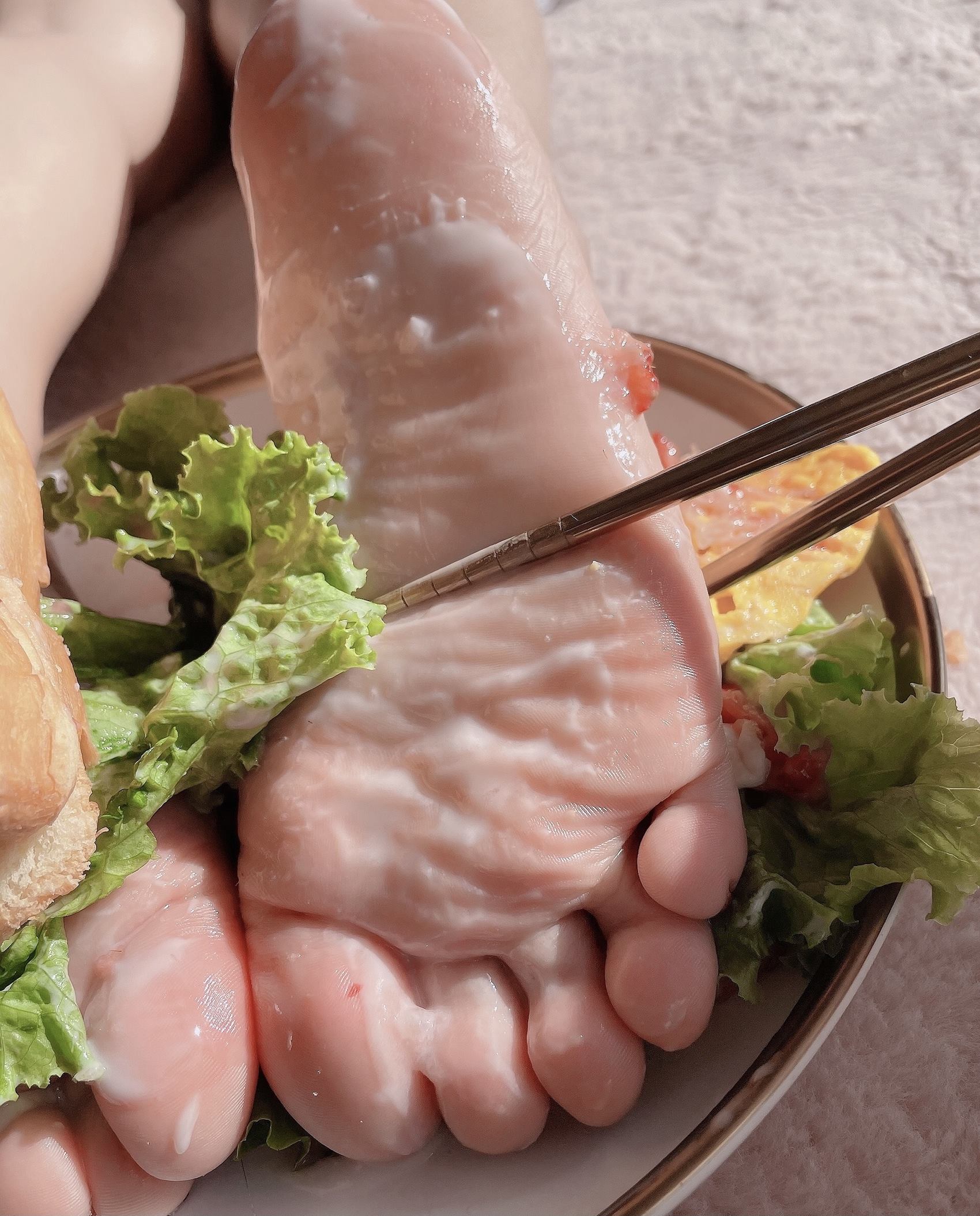 图片[11]-网紅Coser@地瓜小朋友 -地瓜牌肉丝裸足汉堡[55P] – 速更版-美库