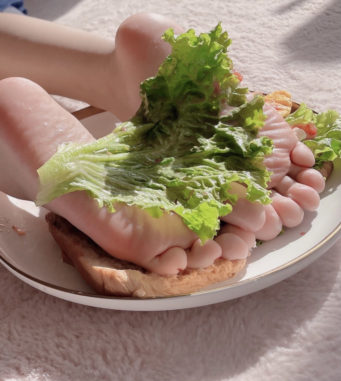 图片[56]-网紅Coser@地瓜小朋友 -地瓜牌肉丝裸足汉堡[55P] – 速更版-美库