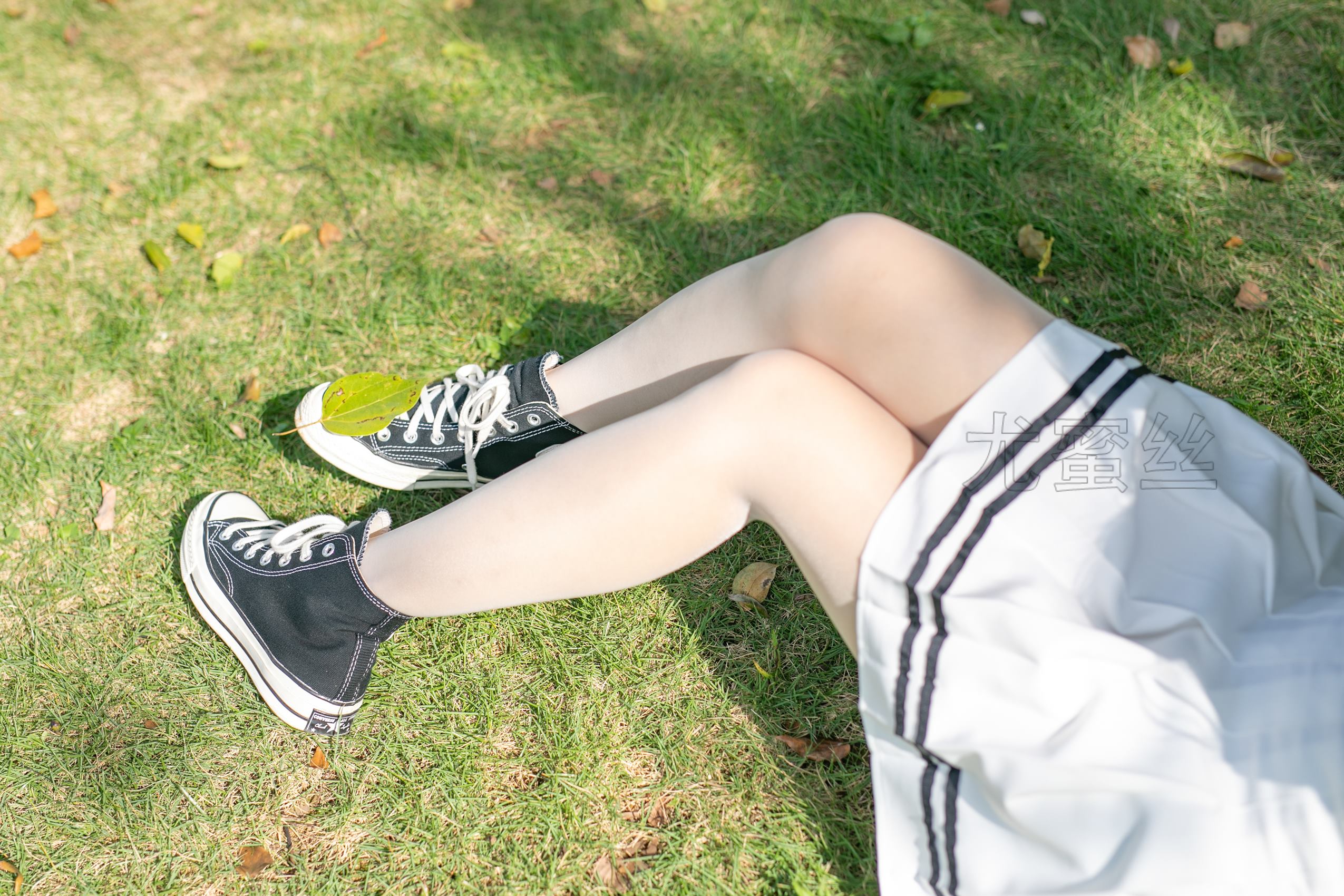 图片[24]-[尤蜜丝]尤蜜丝  穿搭推广展示图集 像个孩子一样的淘气[209P] – 速更版-美库