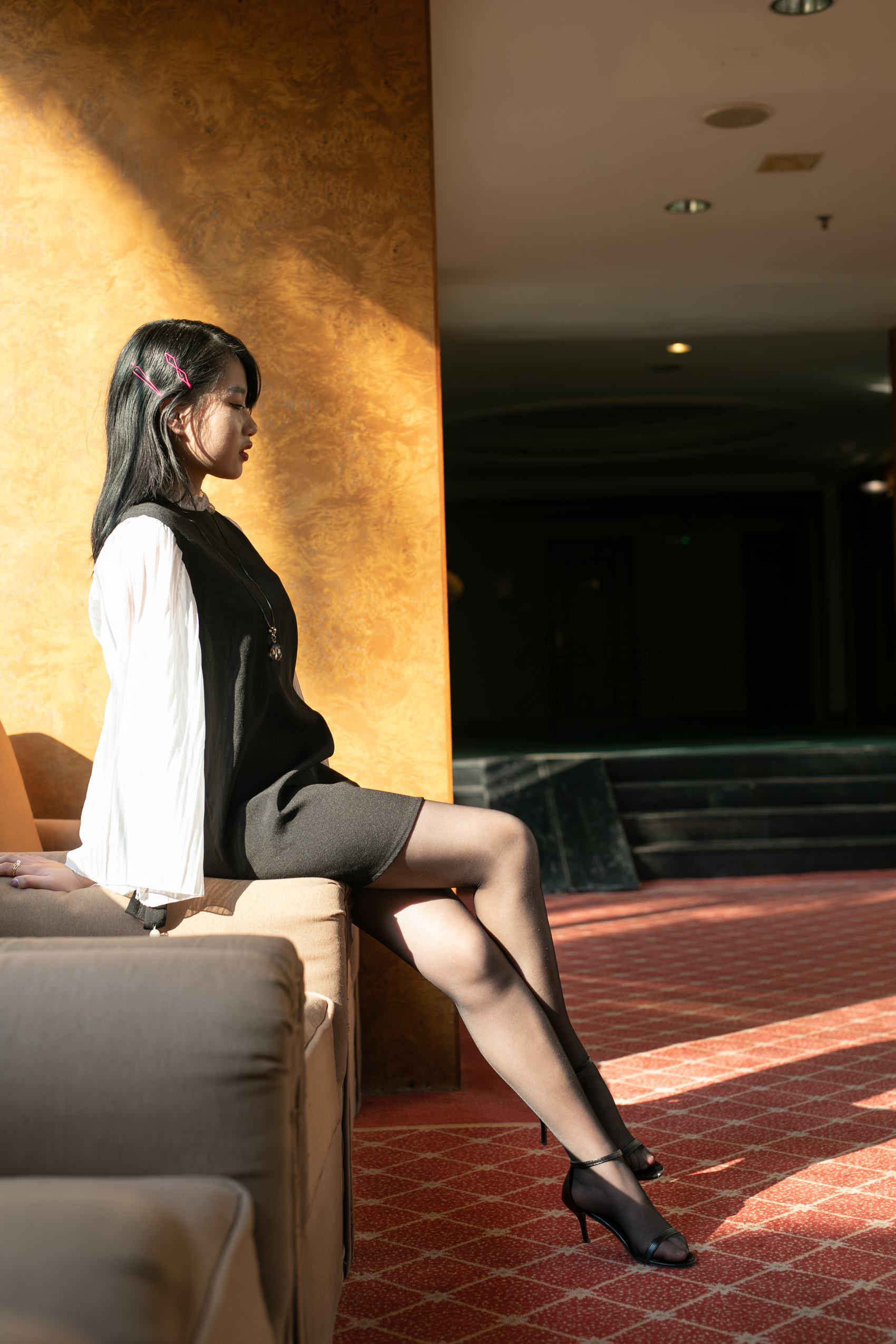 图片[20]-尤蜜丝  穿搭推广展示图集 美腿与沙发的碰撞[81P] – 速更版-美库