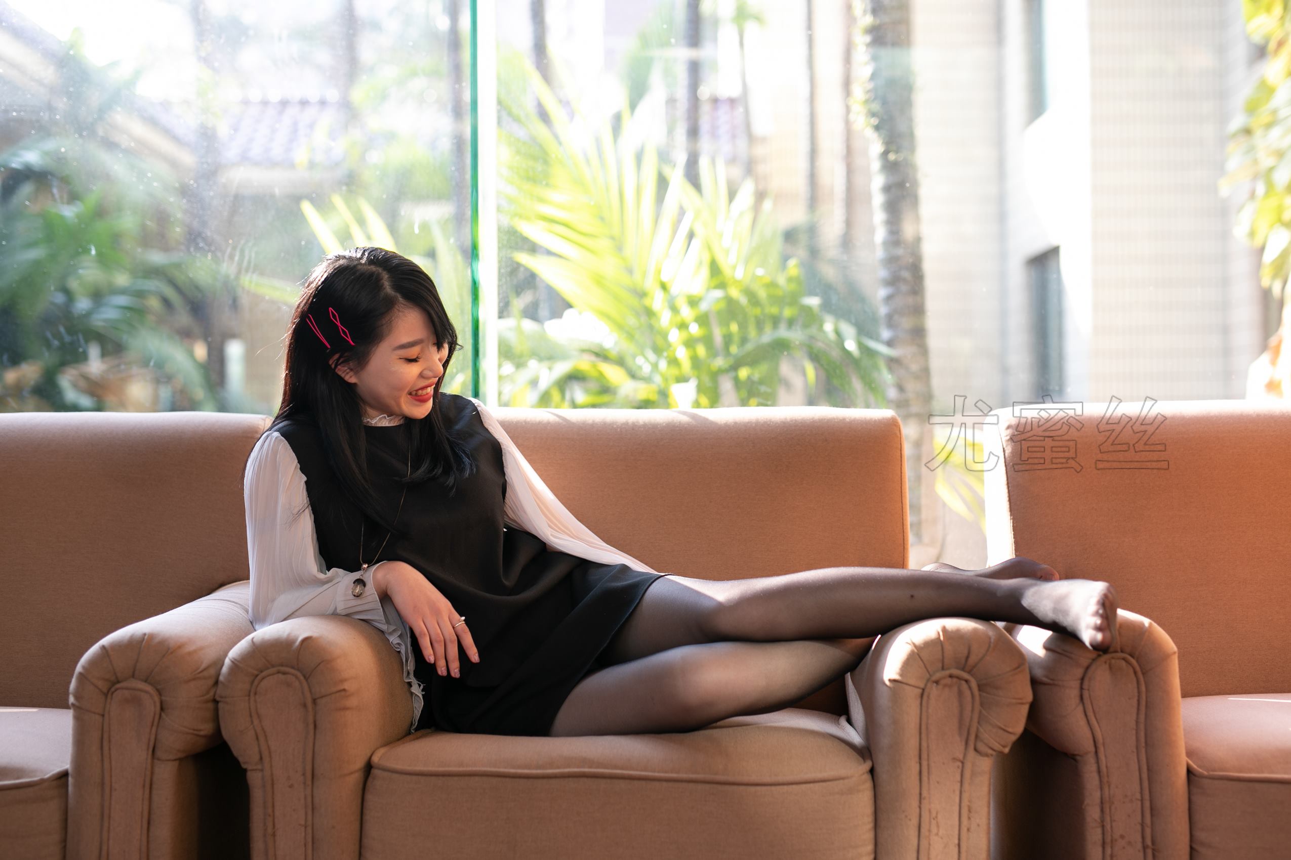 图片[28]-尤蜜丝  穿搭推广展示图集 美腿与沙发的碰撞[81P] – 速更版-美库