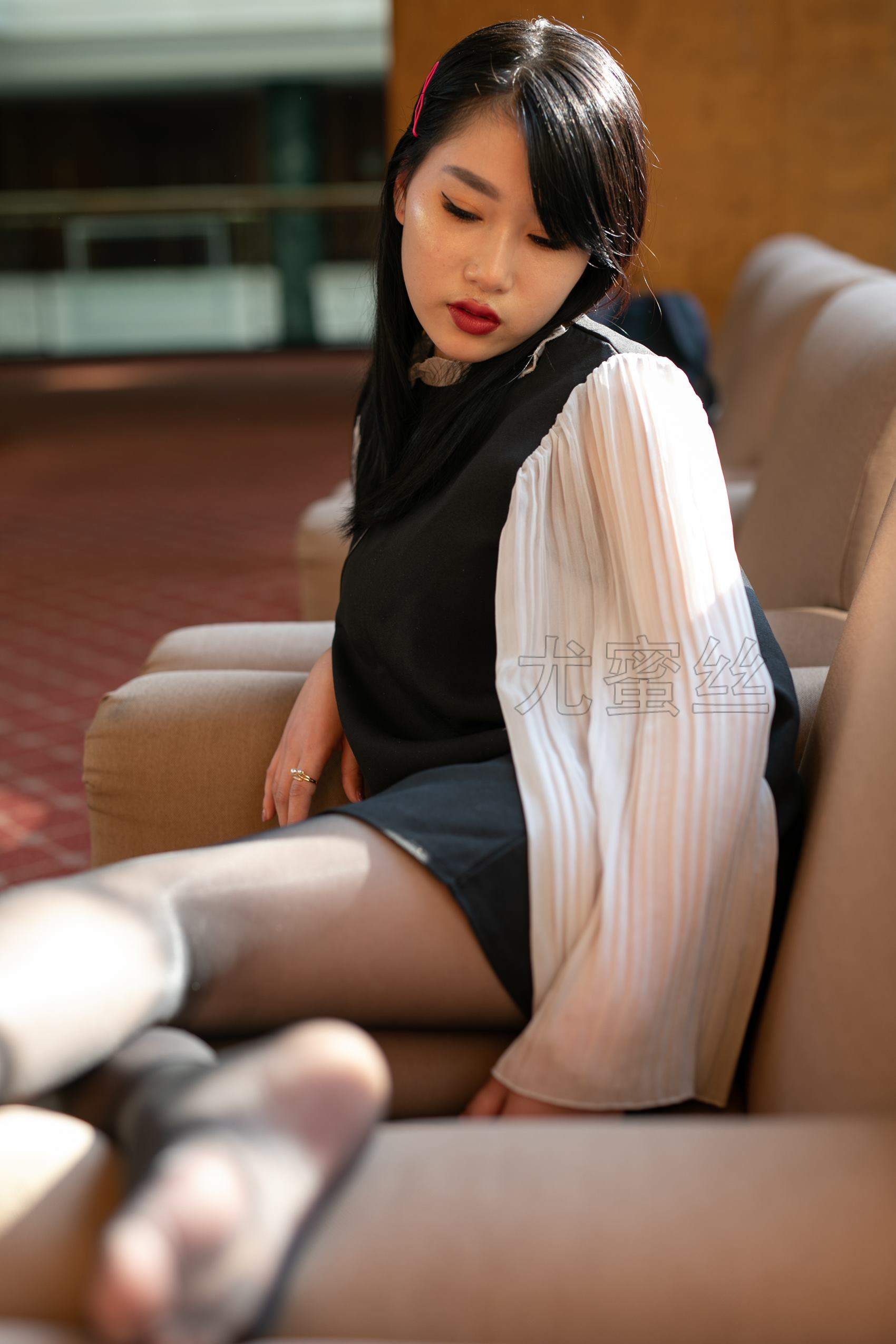 图片[30]-尤蜜丝  穿搭推广展示图集 美腿与沙发的碰撞[81P] – 速更版-美库