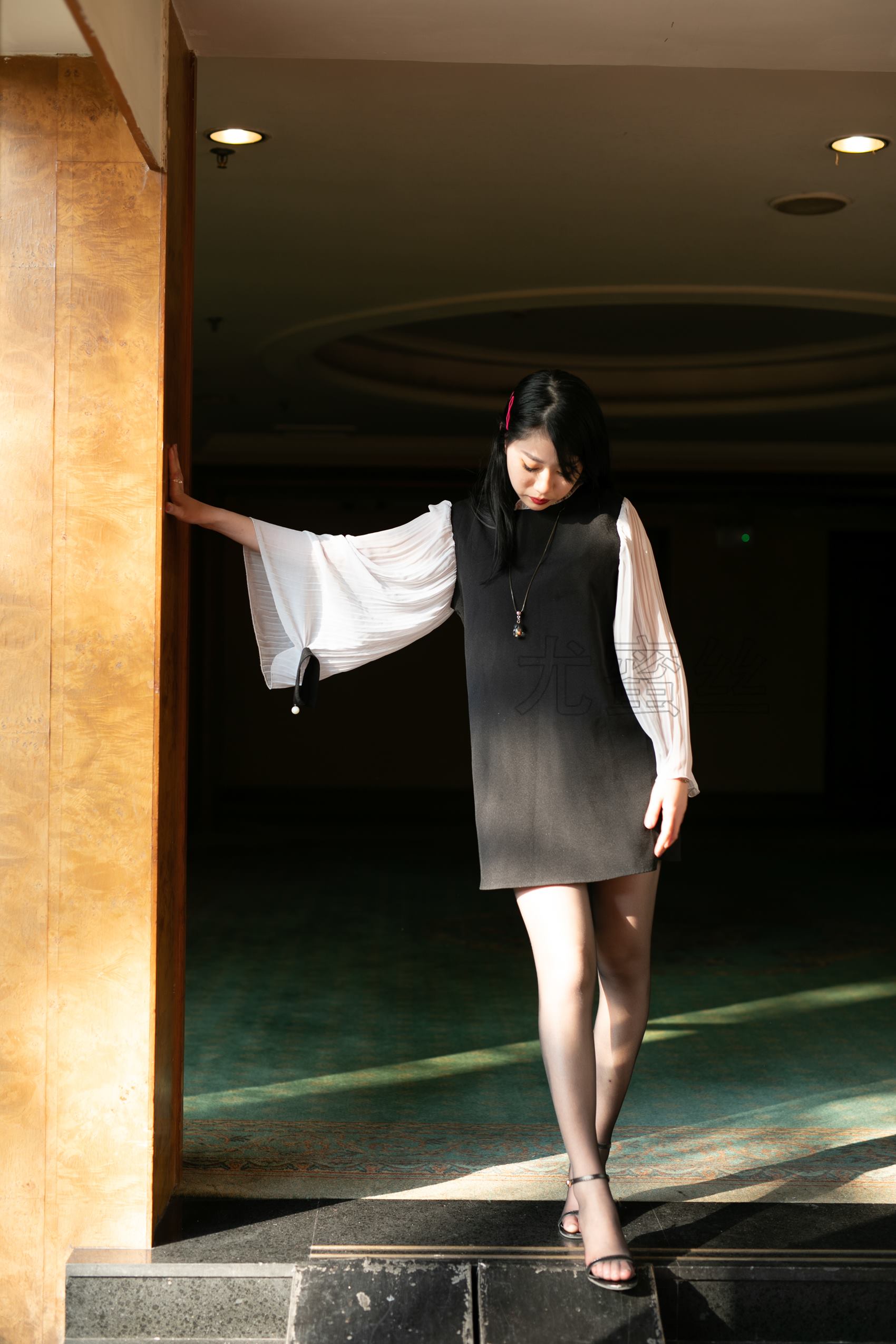 图片[52]-尤蜜丝  穿搭推广展示图集 美腿与沙发的碰撞[81P] – 速更版-美库