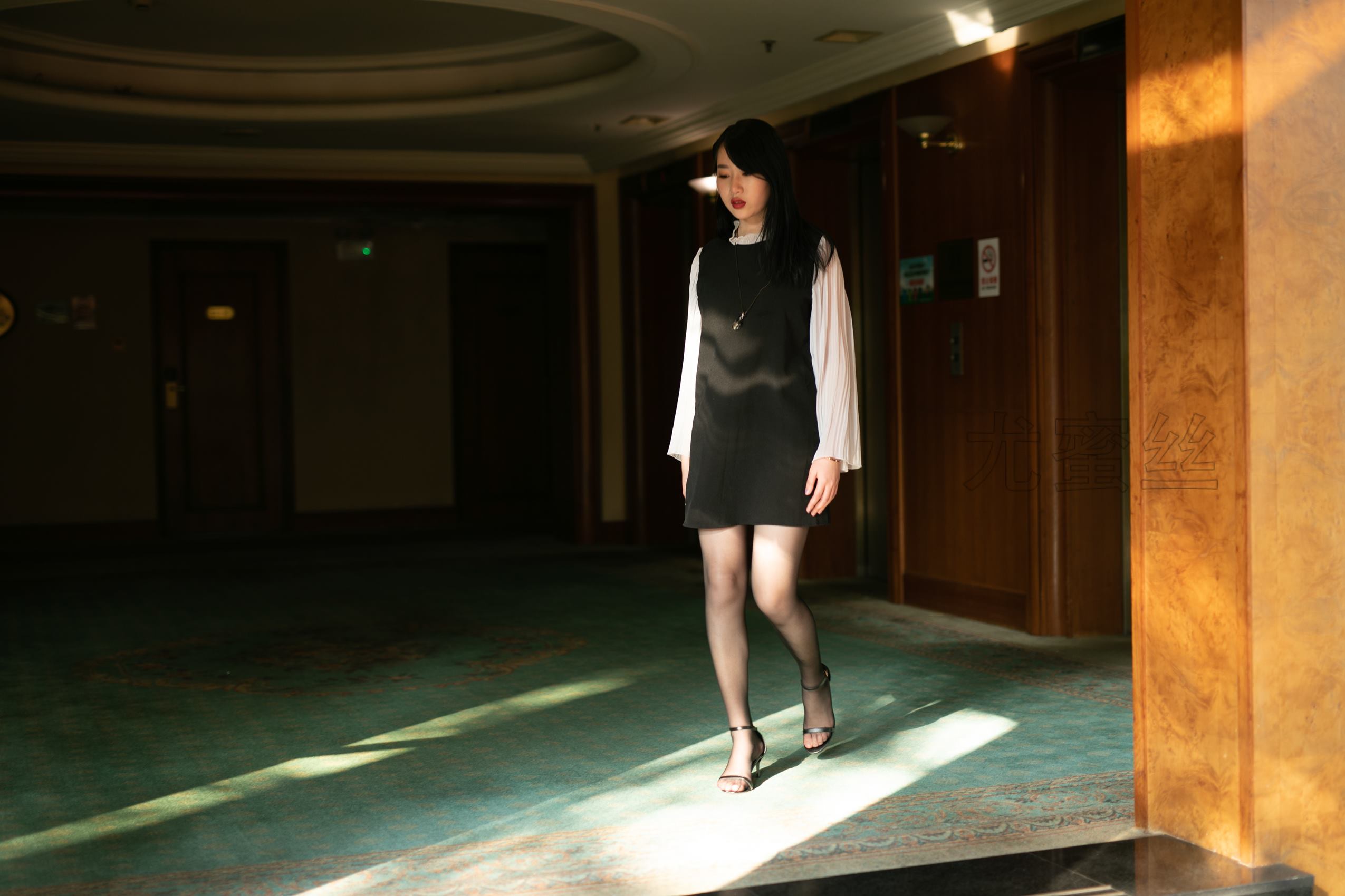 图片[53]-尤蜜丝  穿搭推广展示图集 美腿与沙发的碰撞[81P] – 速更版-美库