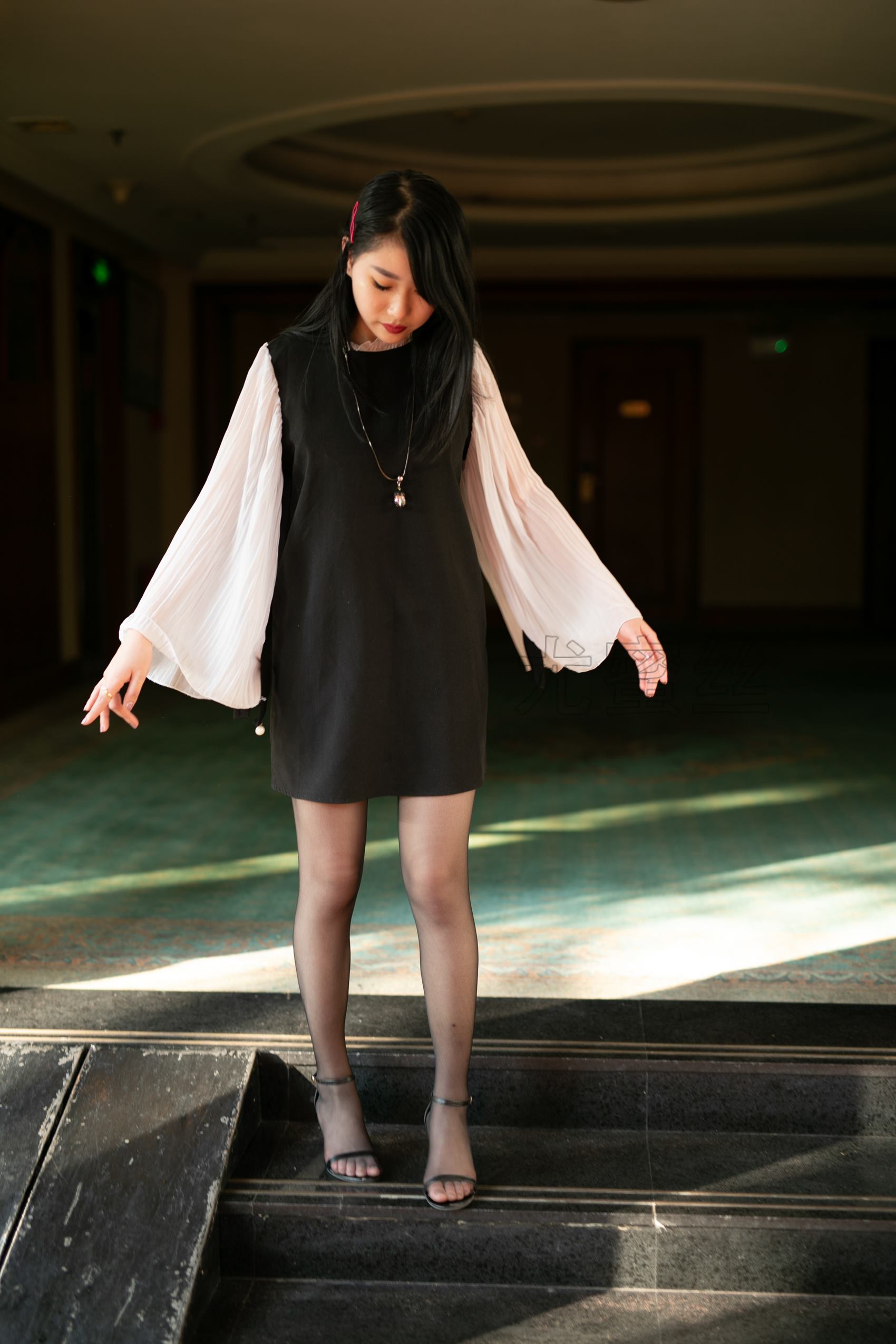 图片[55]-尤蜜丝  穿搭推广展示图集 美腿与沙发的碰撞[81P] – 速更版-美库