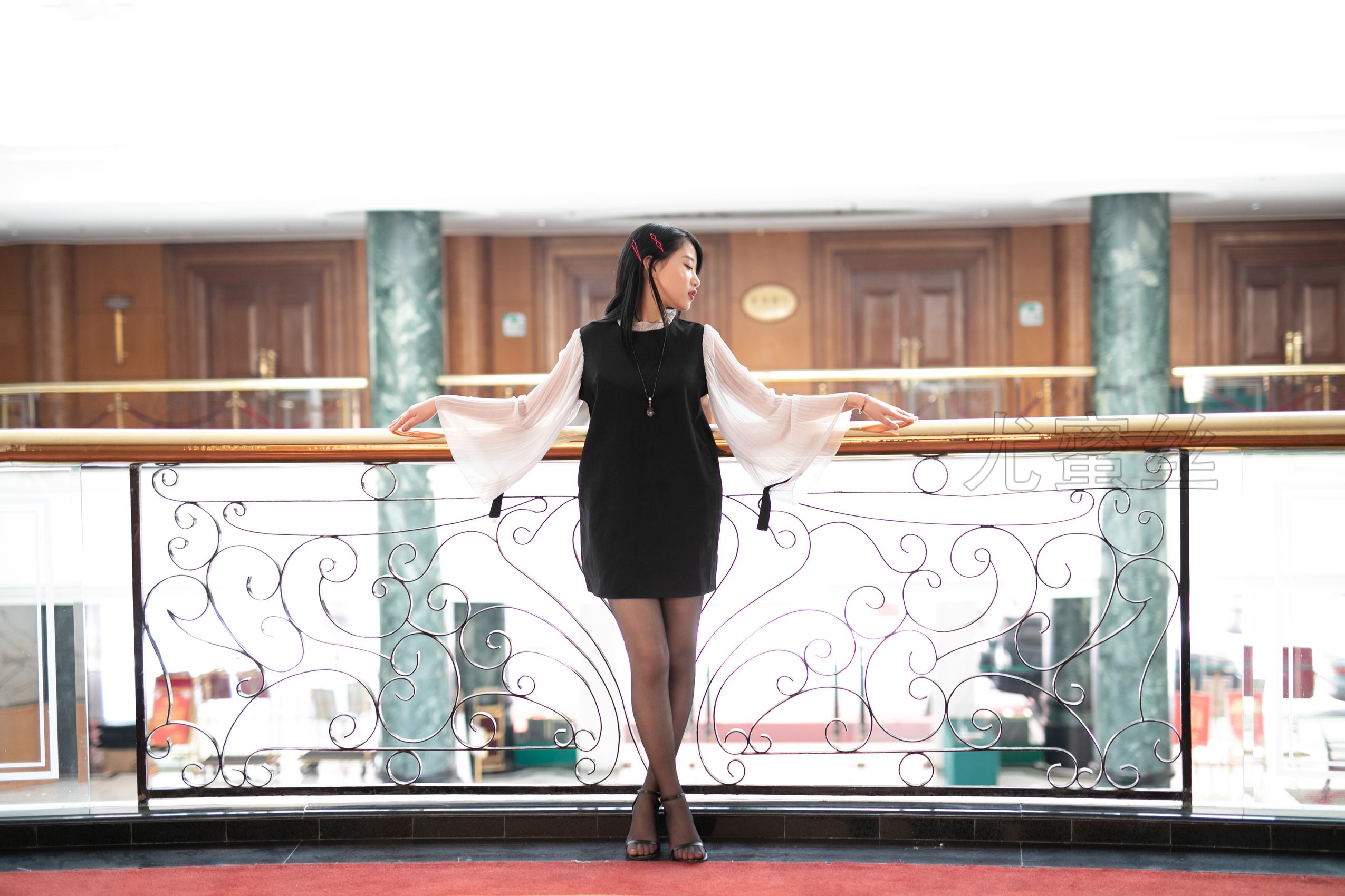 图片[56]-尤蜜丝  穿搭推广展示图集 美腿与沙发的碰撞[81P] – 速更版-美库